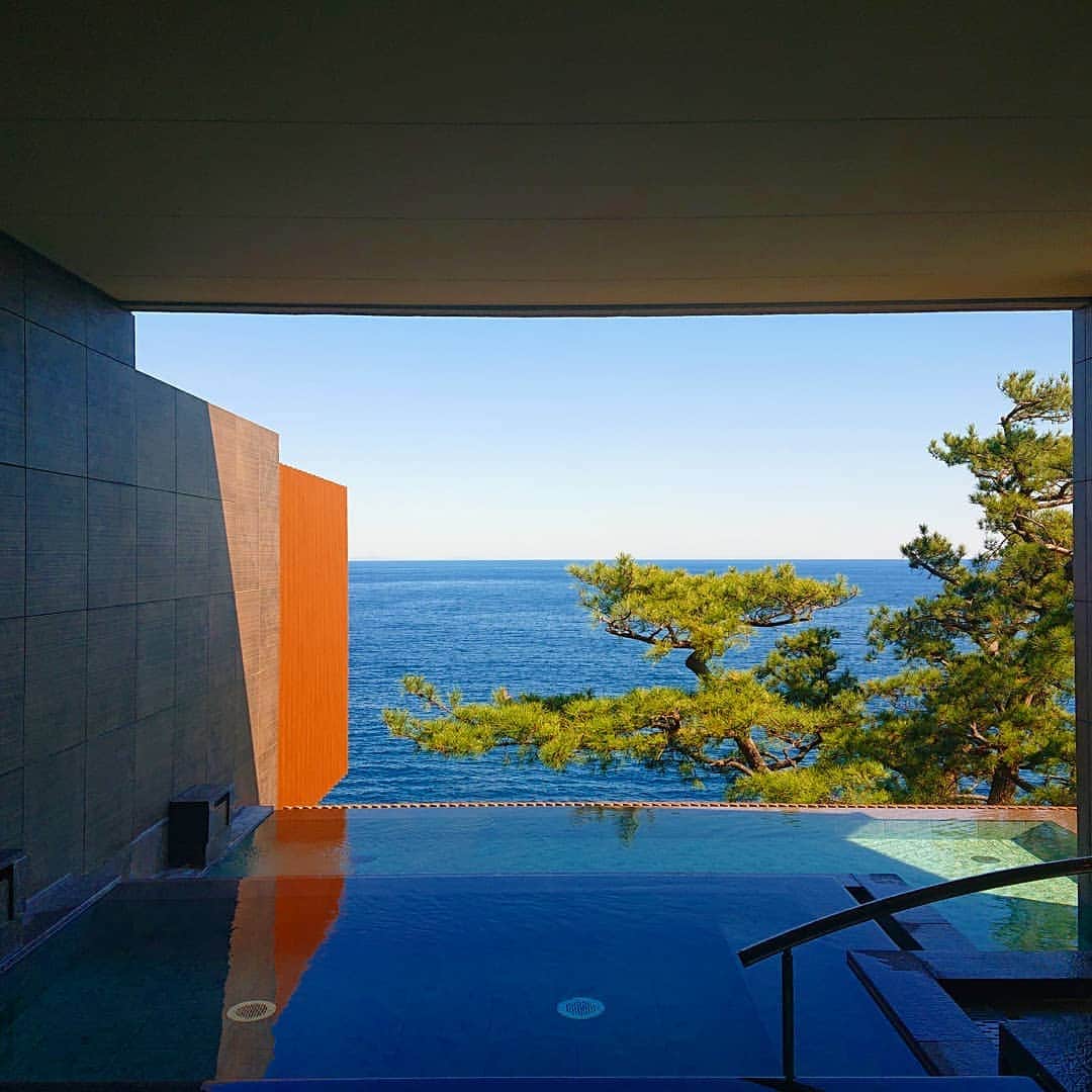 のインスタグラム：「まるで美術館のお庭の用な露天風呂✨晴れた日には三浦半島はもちろん房総半島まで見渡せるお風呂‼️ 明日からのＧＷ後半は良いお天気が続きそうですね☀️素敵なGWをお過ごしください😄」