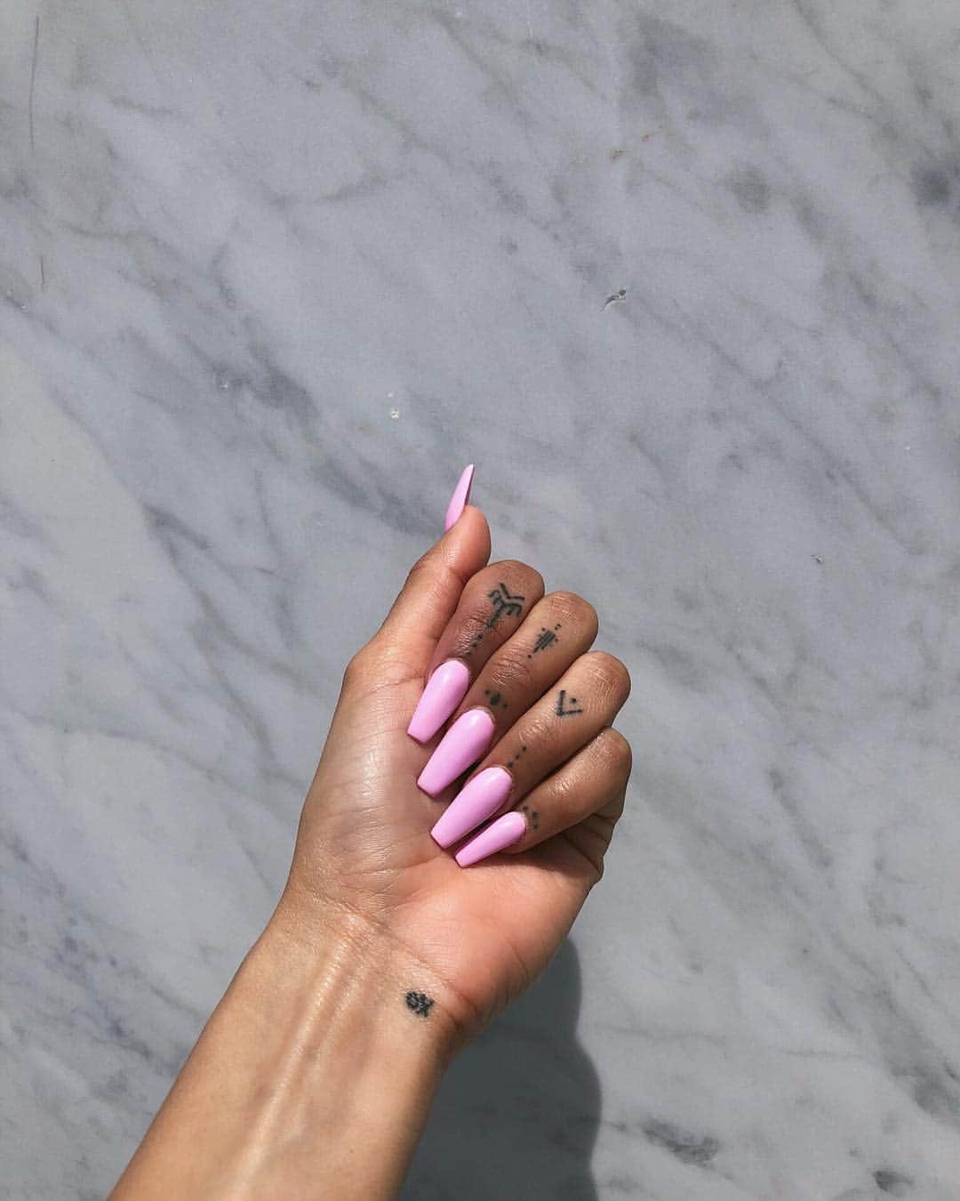 ジェイデ・ピアスのインスタグラム：「I’ve been feeling these pink nails way more than I thought I would. I think I’ll be trying different colours all summer now 💅 - nails done by @pilidoesnails」
