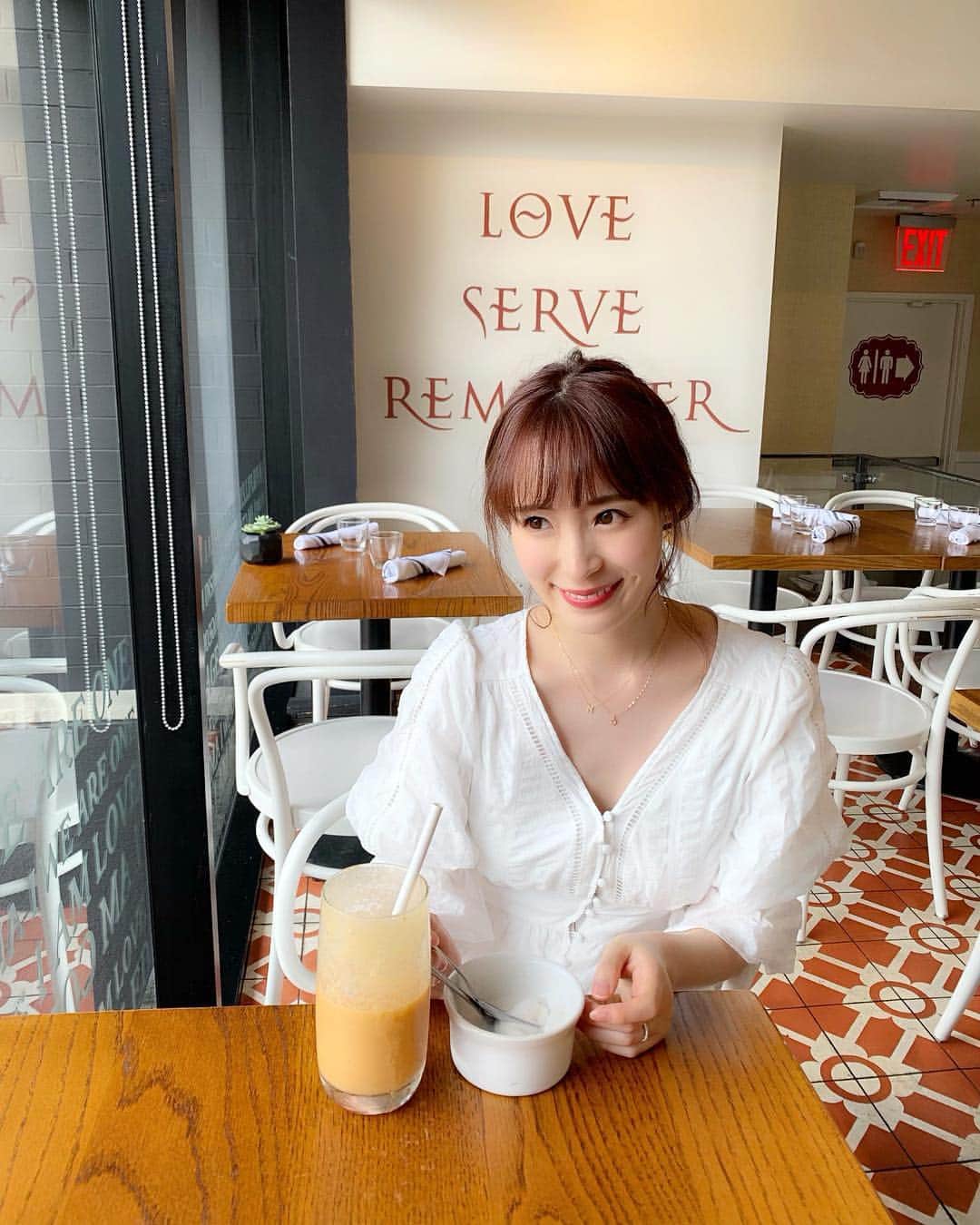 小林真由のインスタグラム：「⋆﻿ ⋆﻿ 可愛いカフェ☕️﻿ 行きたかったお店を間違えて、﻿ しかも娘のオムツハプニングもあり﻿ 5分で掻き込んだアイスクリーム。笑﻿ 思い出のカフェになりました🍦✨﻿ ﻿ #ロサンゼルス #アメリカ #旅行 #子連れ旅行 #ロス #ヴィーガン #ヴィーガンカフェ #オーガニック #オーガニックカフェ #カフェ #カフェ巡り #カフェグラティチュード #losangels #cafegratitude」