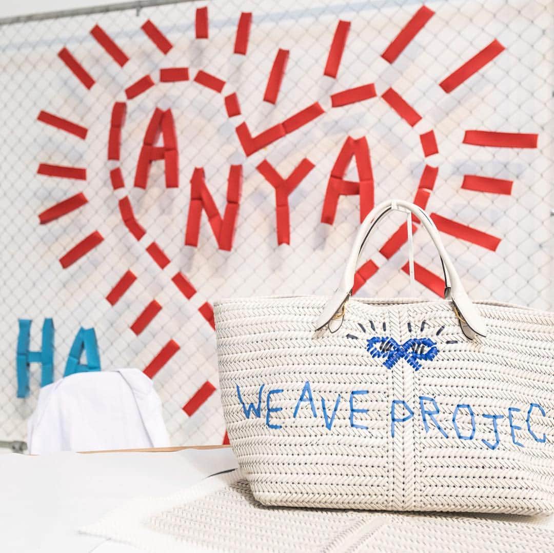 アニヤハインドマーチさんのインスタグラム写真 - (アニヤハインドマーチInstagram)「The #AHWeaveProject has arrived at @galerieslafayetteberlin. Discover the Neeson Collection and have your bag personalised with your initials and a motif by our in-store craftspeople until 4th May. #AnyaHindmarch」5月2日 19時19分 - anyahindmarch
