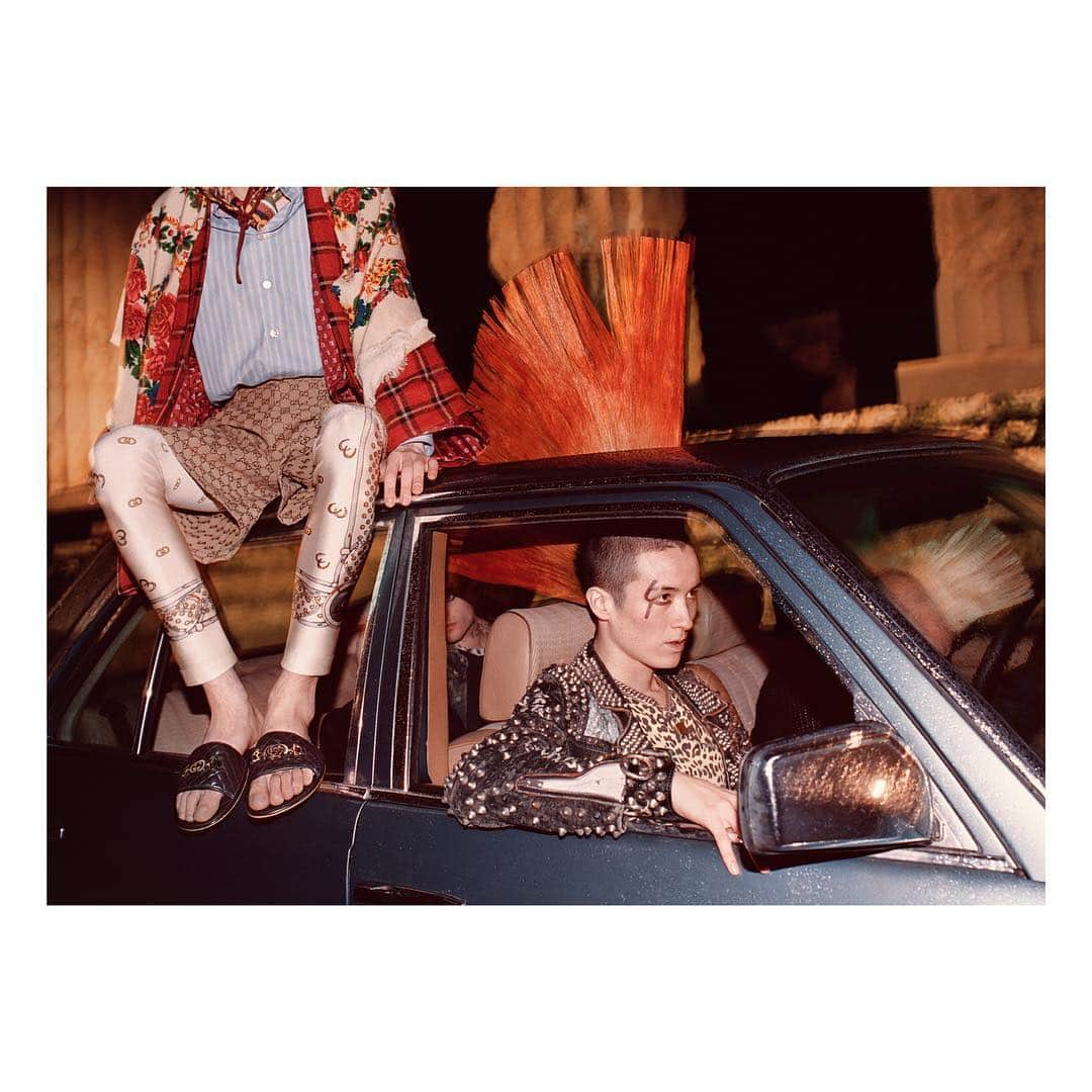 グッチさんのインスタグラム写真 - (グッチInstagram)「Layering contrasting fabrics and prints, @alessandro_michele’s looks from #GucciPreFall19 appear in the new campaign shot in Sicily. Discover more through link in bio. #AlessandroMichele」5月2日 19時21分 - gucci