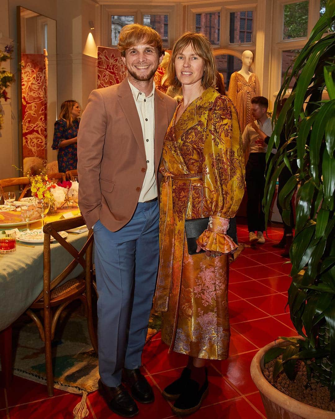 MATCHESFASHION.COMさんのインスタグラム写真 - (MATCHESFASHION.COMInstagram)「Last night at #5CarlosPlace we celebrated the launch of @peterpilotto's exclusive homeware pieces, with a dinner hosted by @amytastley, @archdigest's editor-in-chief. Guests including @arizona_muse, @mrsalice, @noorfares, @martinamondadori, @marthaward, @candicelake, @amandacbrooks, Francis Upritchard and @allegra_hicks were treated to Negroni cocktails and a menu by @blackaxemangal. Hit the link in bio to shop the label's homeware, plus swipe to see more pics from the evening. 📸 @benoliel」5月2日 19時25分 - matches
