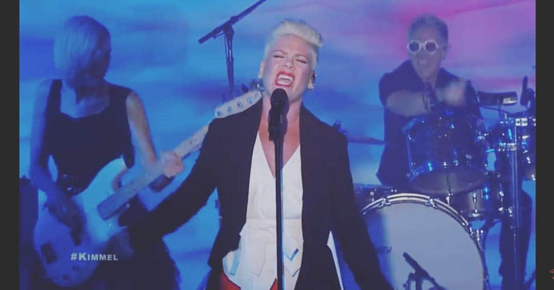 マーク・シュルマンさんのインスタグラム写真 - (マーク・シュルマンInstagram)「#hustle @pink #hurts2bhuman @jimmykimmellive @evagardner @markyplanet @therealjasonchapman @therealjasonchapman @jdouglasfoote @stacycampbell514 @jeffbabko @pinkiesfamily」5月2日 19時26分 - markyplanet