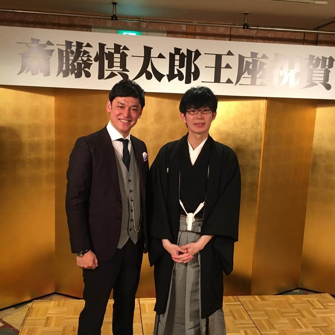宮田麺児のインスタグラム：「斎藤慎太郎 新 王座 祝賀会に 呼んで頂いた！！！ 感謝。 感動。  #斎藤慎太郎#王座#将棋#タイトル#棋士」