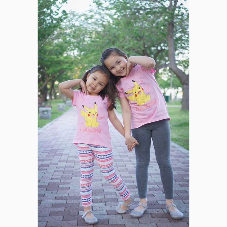 バイリンガル3兄妹のインスタグラム：「今日5月2日から発売の ポケモン×H&MのコラボTシャツ♡♡ ・ ポケモンて男の子物が多いかなと思いきや… ・ ピンク地にピカチュウどーん！も 白地にうじゃうじゃピカチュウも どっちも可愛くないですか？！♡ ・ ・ ハムスターを飼ってからというもの ピカチュウが可愛くて可愛くて…むしろ愛しくてしょうがない😂 ・ 分類的には「ねずみポケモン」らしいんだけどね😂 ・ 洋服買ったらすぐ「今日着る！今着ていい？」っていうの女子っぽいよねー ・ おはなさんが派手にジュースこぼしたので、「あぁ2枚買ってよかったな」と思った瞬間でした😂 ・ ・ しかし最近暖かくて毎日Tシャツで過ごせて最高！！ ・ ・ #HM #HMxME #HMkids  #PokemonxHM #ポケモンxHM #Pokemon #ポケモン #ピカチュウ ・ #バイリンガル3兄妹  #はなち #4歳 #えまち #7歳 #姉妹 #お揃い」