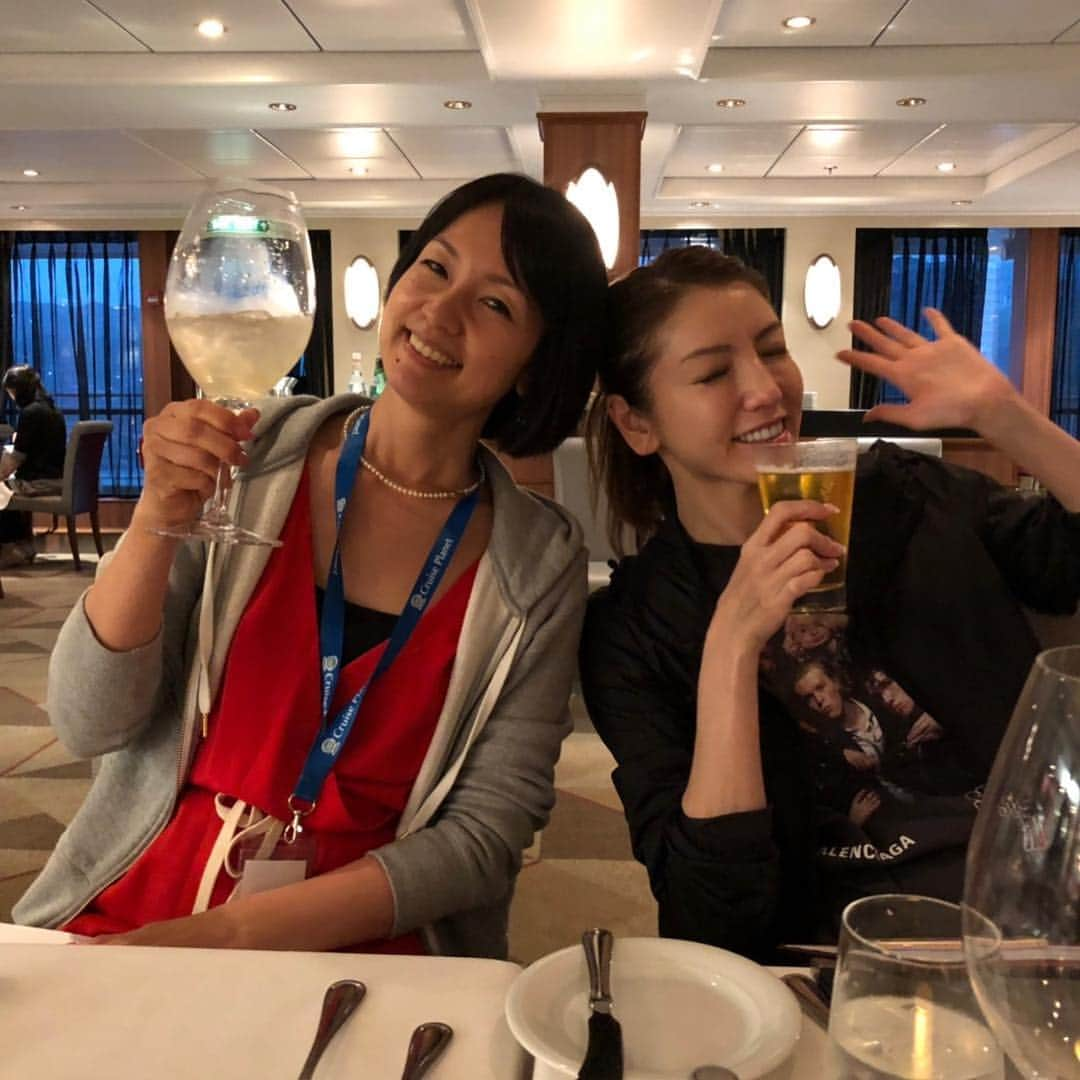 美香さんのインスタグラム写真 - (美香Instagram)「船酔いにも慣れたということで 今日は酔ってみようかな🍻🍷🍸🍾❤️❤️❤️ 本日はステーキハウス🥩！ ステーキが来る頃には電波がないかも？なので とりあえずアップ⤴️🥰 #船旅 #台湾 #10連休 #食べすぎ🙄」5月2日 19時39分 - mikaofficial99