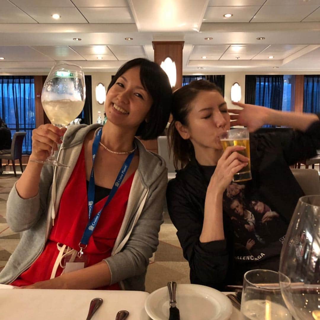 美香さんのインスタグラム写真 - (美香Instagram)「船酔いにも慣れたということで 今日は酔ってみようかな🍻🍷🍸🍾❤️❤️❤️ 本日はステーキハウス🥩！ ステーキが来る頃には電波がないかも？なので とりあえずアップ⤴️🥰 #船旅 #台湾 #10連休 #食べすぎ🙄」5月2日 19時39分 - mikaofficial99