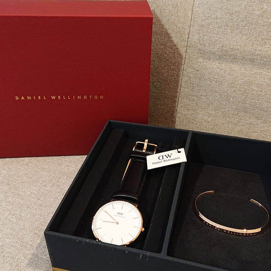 yuu_renonさんのインスタグラム写真 - (yuu_renonInstagram)「** * 毎日欠かさず身に付けている @danielwellington 💕 カジュアルにもキレイめにも合わせられる💕 * 38mmの大きめフェイスは手元を華奢に見せてくれる💕 今一番のお気に入り⌚💕 * 今ならこのリングのセットが母の日キャンペーンで10%off💕 (←5/12まで母の日キャンペーン💕ギフトラッピング無料💕) さらに、15％OFFクーポンコード【renon】 （6/30まで有効、公式サイト使用のみ） も一緒に併用可能💕 この機会に是非💕 * * https://www.danielwellington.com/jp  @danielwellington #ダニエルウェリントン #ママタイプ #母の日 #母の日ギフト #母の日プレゼント #プレゼント #ギフト #ギフトボックス #ギフトラッピング #手元くら部 #腕時計 #⌚」5月2日 19時54分 - yuu_renon