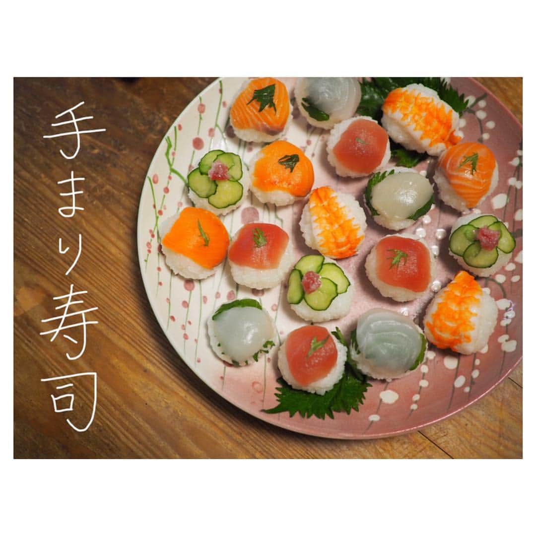 のインスタグラム：「#手まり寿司 去年か一昨年のひな祭りぶりに作ったよ〜🍣🌿 今回は塩揉みしたきゅうりも入れてみた笑 . . . ✔︎酢飯作って ✔︎お刺身切って ✔︎ラップでキュッキュッ」