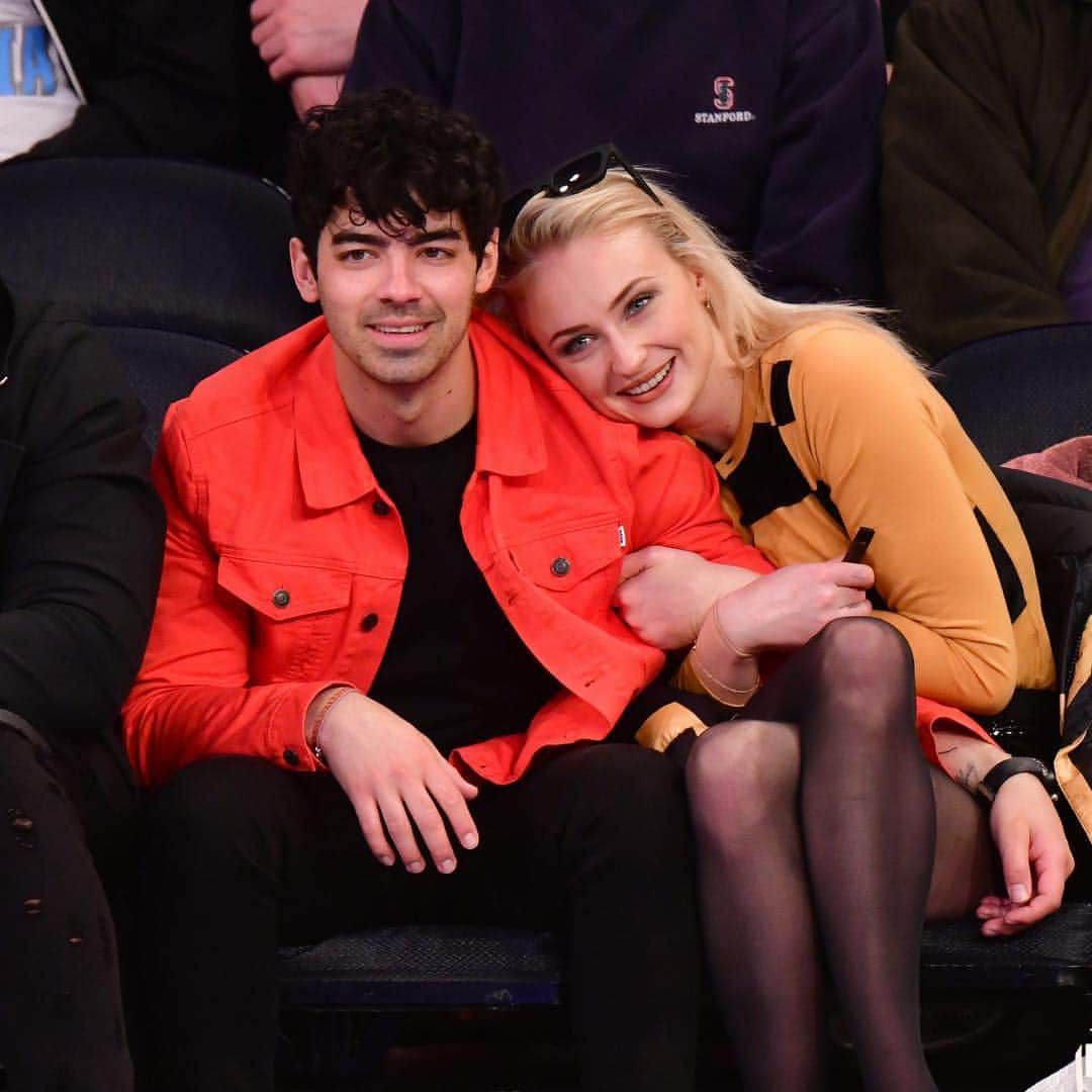 ELLE Magazineさんのインスタグラム写真 - (ELLE MagazineInstagram)「#JoeJonas and #SophieTurner are now MARRIED—and they tied the knot in a Las Vegas chapel with an Elvis impersonator presiding. Link in bio for all the details on their surprise wedding, along with a look at their vow exchange that #Diplo generously posted on his Instagram Live. 👰🏼🤵🏻」5月2日 19時51分 - elleusa