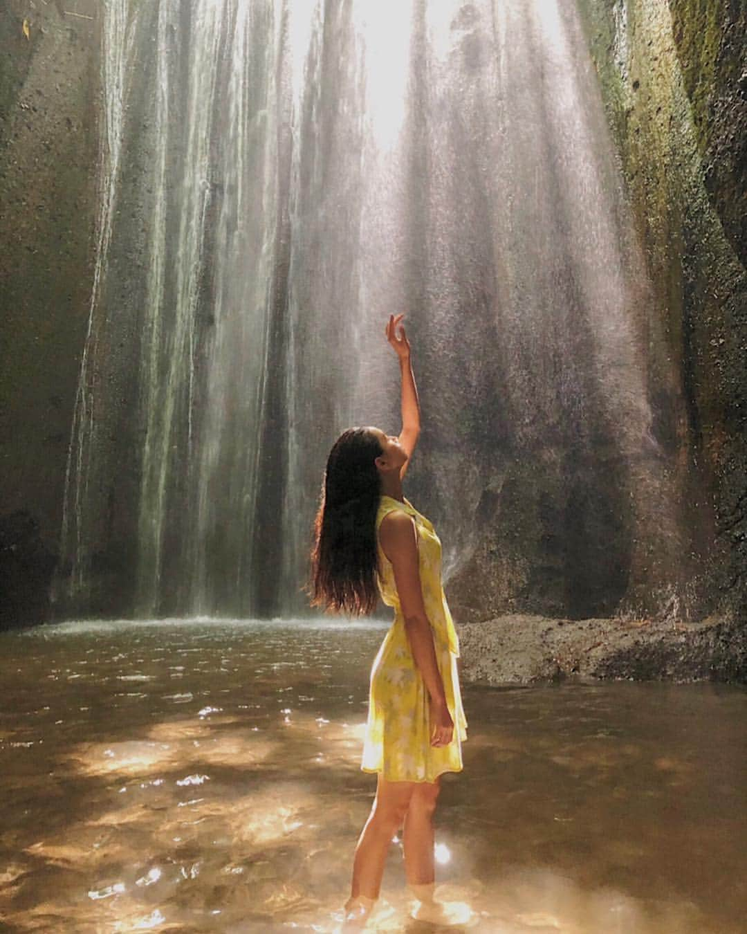 西原有紀さんのインスタグラム写真 - (西原有紀Instagram)「Tukad Cepung Waterfall Bangli 🌊 ✴︎ ✴︎ ✴︎ #バリ #bali #パワースポット #トゥカッチュプンの滝 #インスタ映え #神々しい #令和  #インドネシア #バリ」5月2日 19時52分 - u_ki0211