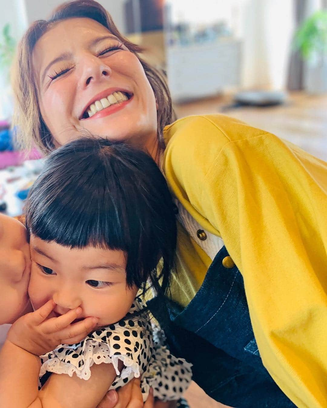 スザンヌさんのインスタグラム写真 - (スザンヌInstagram)「子供も大人も﻿ だいすきが大集合💕﻿ ﻿ あーっ可愛い😍﻿ 癒しでしかない❤️﻿ みんなありがとうだよーっっ﻿ ﻿ 令和も笑顔いーっぱいでいられますように🙏🙏🙏﻿ ﻿ ﻿ #Netflixのビヨンセ観ながら﻿ #感動だし﻿ #美味しいし﻿ #お腹ちぎれそだし﻿ #最高のおやすみ﻿ #昭和の色男もサプライズ登場したよwww﻿」5月2日 19時54分 - suzanneeee1028