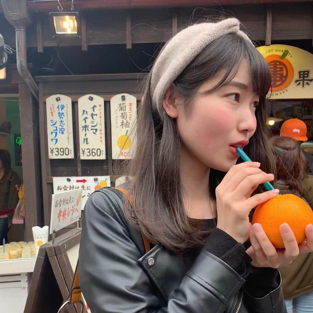 のインスタグラム：「おかげ横丁💁🏼‍♀️ ㅤㅤㅤㅤㅤㅤㅤㅤㅤㅤㅤㅤㅤㅤㅤ 食べ歩きに疲れた時にオススメなのがまるごと果汁店🍊 目の前で果物をくりぬいてもらえます！」
