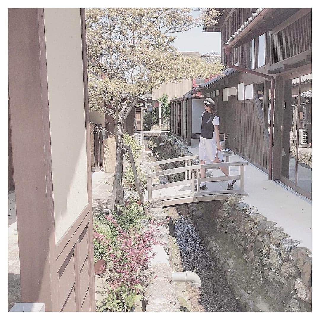 清家麻里奈のインスタグラム：「みなさま"令和"もどうぞよろしくお願いします😊✨さて、今年はGWすごく充実👀💗ここ何年もGWゆっくりしてなかったからなんかすごく新鮮だしここぞとばかりに羽を伸ばしまくってます👼✨そんな今日は家族と伊勢神宮へ⛩風が気持ちいいし自然が気持ちを穏やかにしてくれて、力強い木がパワーをくれる💗食べ歩きの方がメインじゃないかというくらい色んなものつまんだけど、、、🤭💭しっかりこれからのお仕事の事などお願いしてきました❗️ #伊勢神宮 #令和 #パワースポット #頑張ろう #おかげ横丁 #おかげ横丁食べ歩き #服 #fashion #全身 #zara #ザラ #ザラジョ #なんとなく #動画 #movie」