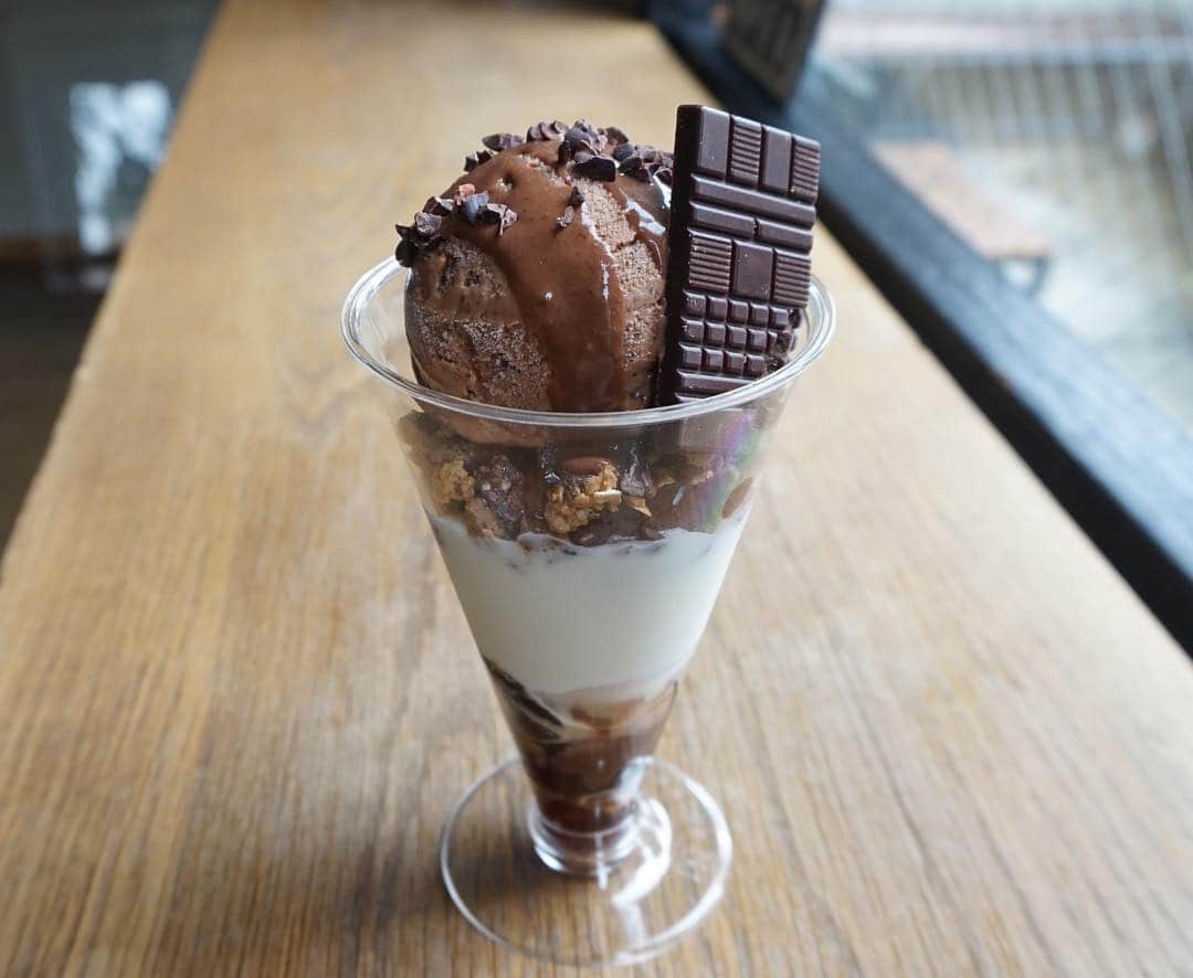 のインスタグラム：「【東武池袋店限定】「プレミアムチョコレートパフェ」 . カカオ香る”チョコレート”と丸山珈琲のこだわり”コーヒー”を、アイスやゼリーなどに仕立て、全8種類の手作りパーツを組み合わせたパフェに仕上げてます。 . メインは、ベトナム産カカオから手作りした「チョコレートアイスクリーム」と、丸山珈琲の深入りコーヒーの香りを移してお作りした“真っ白な”「コーヒーアイスクリーム」です。 どのパーツも、素材が持つ豊かな香りと風味をそのまま楽しめるようにお作りしました。 . お召し上がりいただいたお客様からは「アイスのこだわりがすごい！食べ進めると味が変化していって楽しくなる味」、「コーヒーと合わせるとまた味が広がって、チョコもコーヒーも個性があるまさに大人のチョコレートパフェ」といったご感想をいただいております。 . 1日20食限定となります。ぜひ池袋にお越しの際にはお立ち寄りいただき、こだわりのパフェをご賞味ください。池袋駅直結の東武池袋店の地下1階でGW中もお休みなく営業しております。 . ▼店舗アクセスはこちら 『Minimal -東武池袋 Metro Kitchen&Store-』 池袋駅直結 JR池袋駅メトロポリタン口より徒歩1分 東武百貨店池袋店 B1F 8番地 電話番号 : 03-6812-1231 営業時間 : 月-土曜10:00~21:00  日曜・祝日10:00-20:00  #MinimalChocolate #MinimalBeanToBarChocolate #BeanToBar #BeanToBarChocolate #craftchocolate #tomigaya #ミニマルチョコレート #ミニマルビーントゥバーチョコレート #ビーントゥバー #板チョコレート #クラフトチョコレート #シングルオリジンチョコレート #カカオ #富ヶ谷 #奥渋 #奥渋谷 #代々木八幡 #池袋 #cacao #チョコレート専門店 #シングルオリジン #パフェ」