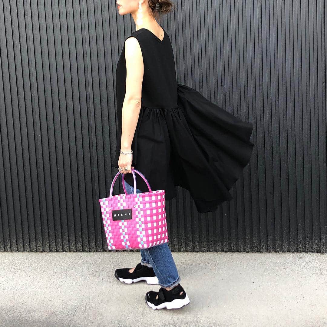 のインスタグラム：「5月2日(木) . . 令和になってウキウキワクワクしてたら、、早々に義父母とトラブル😂💦 なんてこった😂💦 . 気持ち切り替えて行こ💪🏻😁 明日は初めて犬山に行ってきます🥰 楽しみ💓 . 後ろがお尻まで隠れる長さのかんわいいtopsは @branche_store ❤️ 白もかわいかったなー😍 . @n___1855 とおそろで買ったエアリフト🥰 なんて、、なんて履きやすいの🙊✨ もっと早く買えばよかった😩✨ . デニムは @manonfripes 🥰 はきやすくて絶賛ヘビロテちう❤️ . さ、キングダム読も😚 . 👗 @branche_store 👖#manonfripes #manonfripesxbigjohn #マノンフリップ @manonfripes . . #kaumo_fashion #locari #ponte_fashion #ootd_kob #r_fashion #mineby3mootd #おちびコーデ #おちびの輪 #プチプラコーデ #大人カジュアルコーデ #オトナカジュアル #シンプルコーデ #アラフォーコーデ #155cmコーデ #マルニバッグ #エアリフトブリーズ #エアリフト #フレアワンピース #春コーデ #ナイキ女子 #キングダム芸人 #キングダム好き」