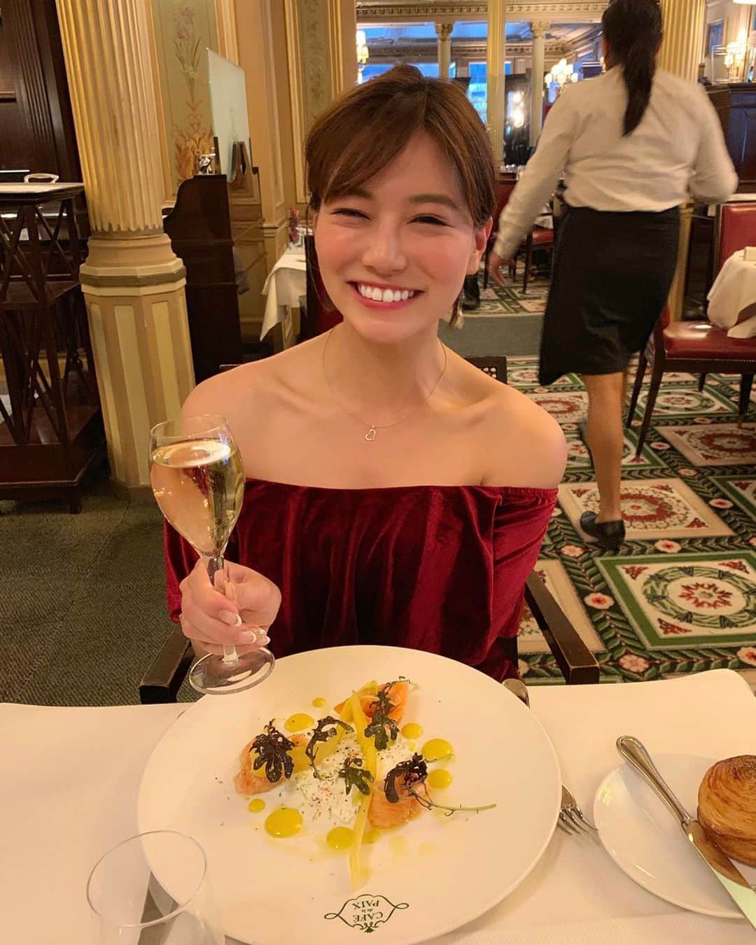 石井里奈さんのインスタグラム写真 - (石井里奈Instagram)「こんばんは😊❤️ . 今夜は里奈ログ@パリ😋 . せっかくパリに来たので本場のフランス料理を堪能したいねってなって、オペラ座の近くのカフェドラペへ😘❣️ . 王室のような内装にうっとり🤣💕 お料理もとっても美味しくて、大好きなお肉も食べれて幸せすぎました🥺❤️🍗 . 沢山お店調べたけど、内装も可愛くて料理も美味しくて、本格的フランス料理食べられるお店の中では、コスパもサービスもよかったです🙆‍♀️✨ . ただシャンパン1杯の値段がお高くてびっくりでした🥺笑 何事も経験🙆‍♀️笑 . 今日もお疲れ様でした😊❣️ . #パリ #パリ旅行 #パリ観光 #パリグルメ #フランス #paris #french #france #🇫🇷 #りなまるグルメ #グルメ #グルメ旅 #food #instafood #旅行 #海外旅行 #フレンチ #シャンパン #champagne #red #dress #お酒 #お肉 #meat #steak #ステーキ #肉 #オペラ座 #カフェドラペ #cafedelapaix」5月2日 20時12分 - ri7tin1025