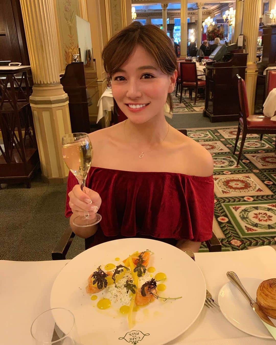 石井里奈さんのインスタグラム写真 - (石井里奈Instagram)「こんばんは😊❤️ . 今夜は里奈ログ@パリ😋 . せっかくパリに来たので本場のフランス料理を堪能したいねってなって、オペラ座の近くのカフェドラペへ😘❣️ . 王室のような内装にうっとり🤣💕 お料理もとっても美味しくて、大好きなお肉も食べれて幸せすぎました🥺❤️🍗 . 沢山お店調べたけど、内装も可愛くて料理も美味しくて、本格的フランス料理食べられるお店の中では、コスパもサービスもよかったです🙆‍♀️✨ . ただシャンパン1杯の値段がお高くてびっくりでした🥺笑 何事も経験🙆‍♀️笑 . 今日もお疲れ様でした😊❣️ . #パリ #パリ旅行 #パリ観光 #パリグルメ #フランス #paris #french #france #🇫🇷 #りなまるグルメ #グルメ #グルメ旅 #food #instafood #旅行 #海外旅行 #フレンチ #シャンパン #champagne #red #dress #お酒 #お肉 #meat #steak #ステーキ #肉 #オペラ座 #カフェドラペ #cafedelapaix」5月2日 20時12分 - ri7tin1025