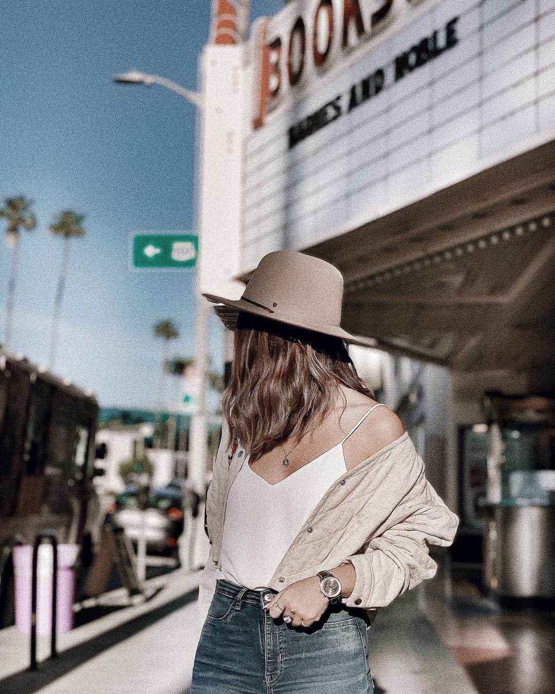 Manamiのインスタグラム：「📍Studio City shopping day👗👡👒🛍 ㅤ デニムとキャミのコーデ1番好きかも🤭 キャミの下はニップレスです。 この日の服について質問何件か頂いたので載せます🙌🏼 全然大したootdではないけど😟 ㅤ hut @brixtonwomens @brixton jacket @cavezarosso camisole @hm denim&boots @urbanoutfitters  watch @breitling_japan @breitling shell ring @oceanbabe.official  ㅤ 📸 @ailove_la」