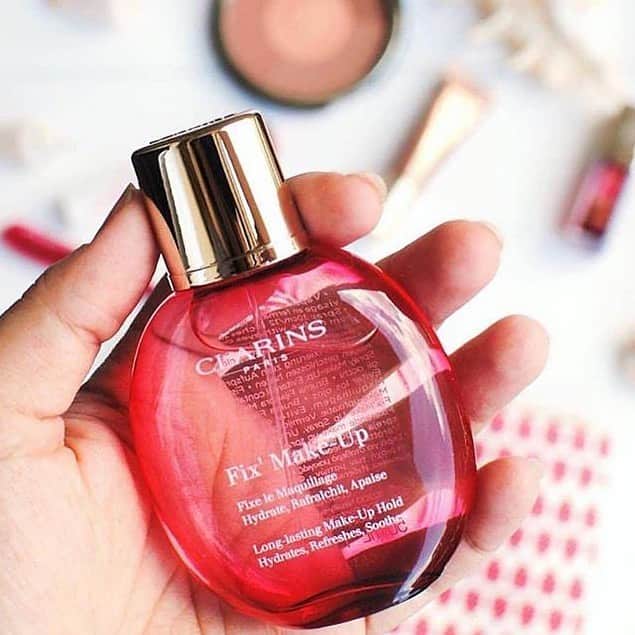 Clarins Australiaさんのインスタグラム写真 - (Clarins AustraliaInstagram)「Fix’ Make-Up isn’t your average setting spray. Enriched with aloe vera and allantoin, it instantly soothes skin and locks makeup in place. 📸: @ClarinsMX #ClarinsAus #ClarinsMakeup」5月2日 20時16分 - clarinsanz