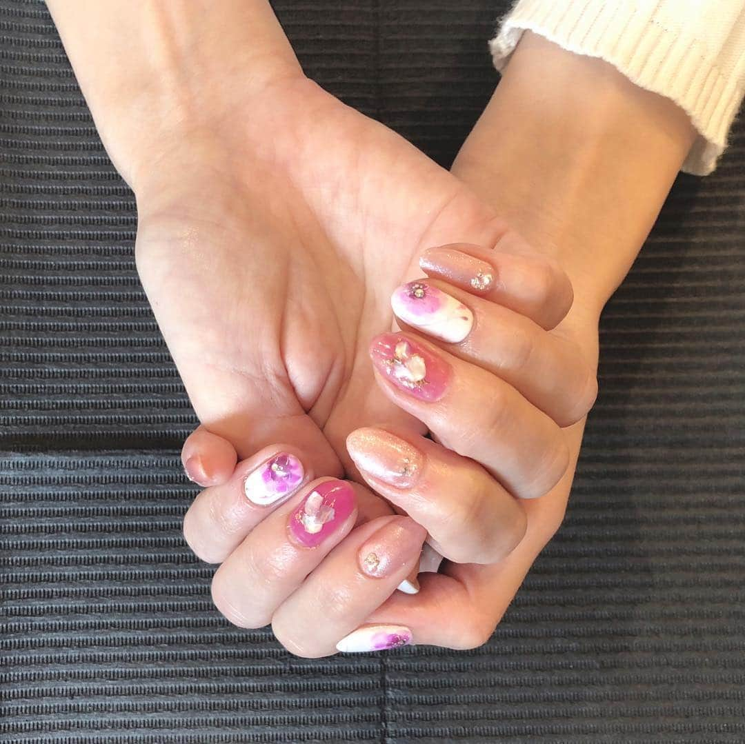 菊池かなこさんのインスタグラム写真 - (菊池かなこInstagram)「💄𝑏𝑒𝑎𝑣𝑡𝑦💅 ✾ 高円寺に新しくopenした トータルビューティーサロンanemone @anemone.annemonipue に行ってきました💘 ✾ ピンクのお花のネイル すっごく可愛く出来ました💐 ✾ お手頃価格で 他にもマツエクやコルギなど 幅広い施術が受けられるみたいです✨ ✾ ネイリストさんの養成なども されているそう☺︎ ✾ スタッフさんも気さくで 楽しくお話し出来ました！ ✾ 私の「Instagramを見た！」と言えば、 会計時20%OFFになるのでぜひ😊 ✾ ୨୧┈┈┈┈┈┈┈┈┈┈┈┈┈┈┈┈┈୨୧ @shanti_nakano  @anemone.annemonipue  #当日予約可#ネイル#ジェルネイル#春ネイル#nail#nailsalon#jelnail#jelnailsart #高円寺ネイル#高円寺ネイルサロン #ネイルスクール#JNA本部認定講師 #jna認定講師#フィルイン#フィルイン一層残し #アネモネ#パラジェル#パラジェルフィルイン #カルジェル#高円寺駅南口」5月2日 20時16分 - canana_kanako