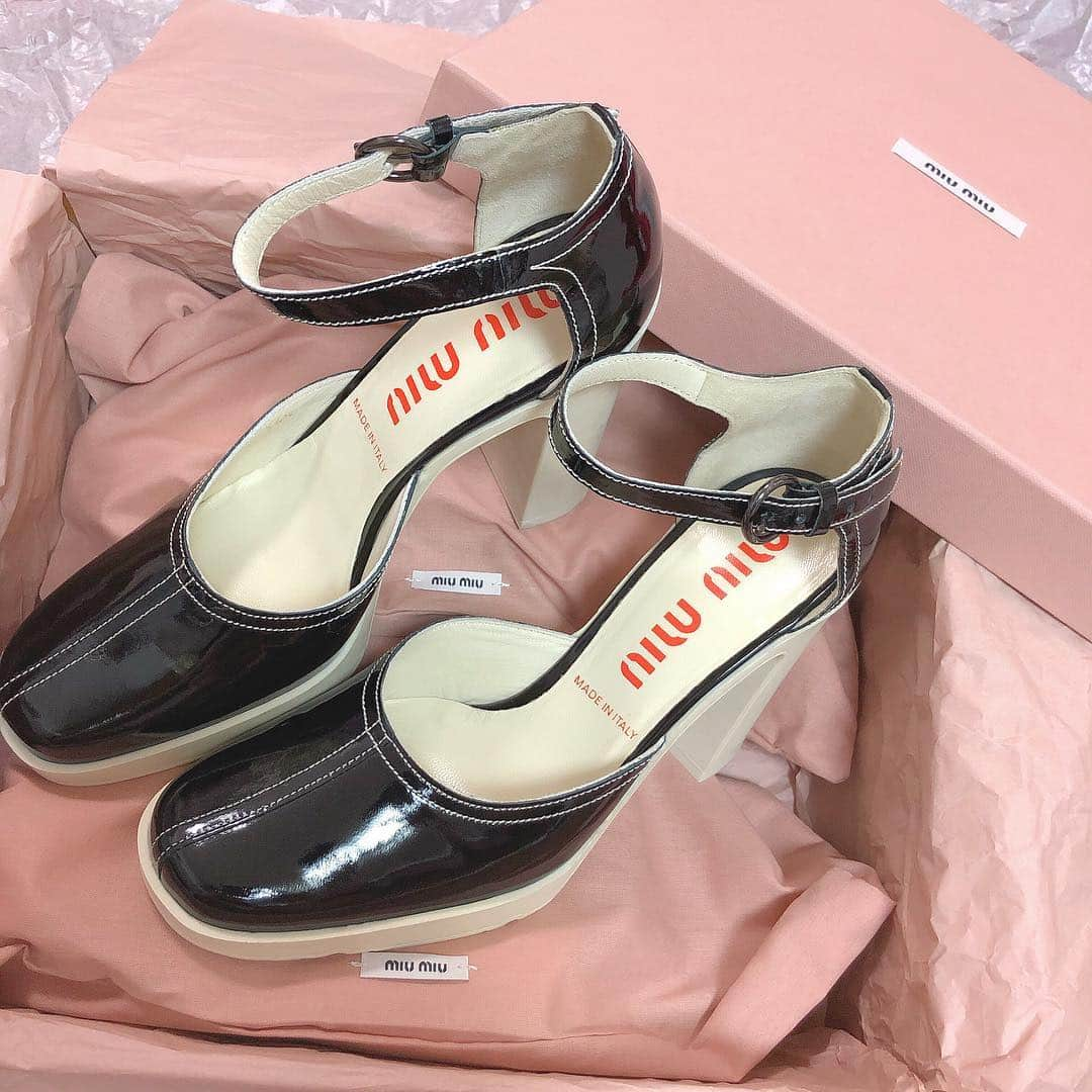 飯坂采子さんのインスタグラム写真 - (飯坂采子Instagram)「👡 #miumiu  一目惚れの @miumiu のお靴に出会っちゃった🍒 高めのヒールだけど疲れないしめっちゃ歩きやすい🎶 何よりもステッチが可愛んだよね😫💕 ヒール部分に、さりげなくロゴが入ってるとこも◎ . あやこにとってヒールはスタイルアップ 脚痩せしてみせるのに欠かせないアイテムだけれど 脚痩せには浮腫みをとるのも大切だから 毎日、お部屋の中ではずっと @majicalslender_lve を 継続して履いてるよ〜🦢💕 いつも浮腫み悩みが少なくなって助かっている💭 ストーリーに更新してる詳細もみてね💞 #あや_くつ  #gelatopique#miumiushoes#ジェラートピケ#ジェラピケ #ルームウェア#マジカルスレンダー#脚痩せ#美尻#美脚 #むくみ解消#ボディメイク#ダイエット#Sサイズ#おちび #低身長#150cm」5月2日 20時18分 - ayamini316