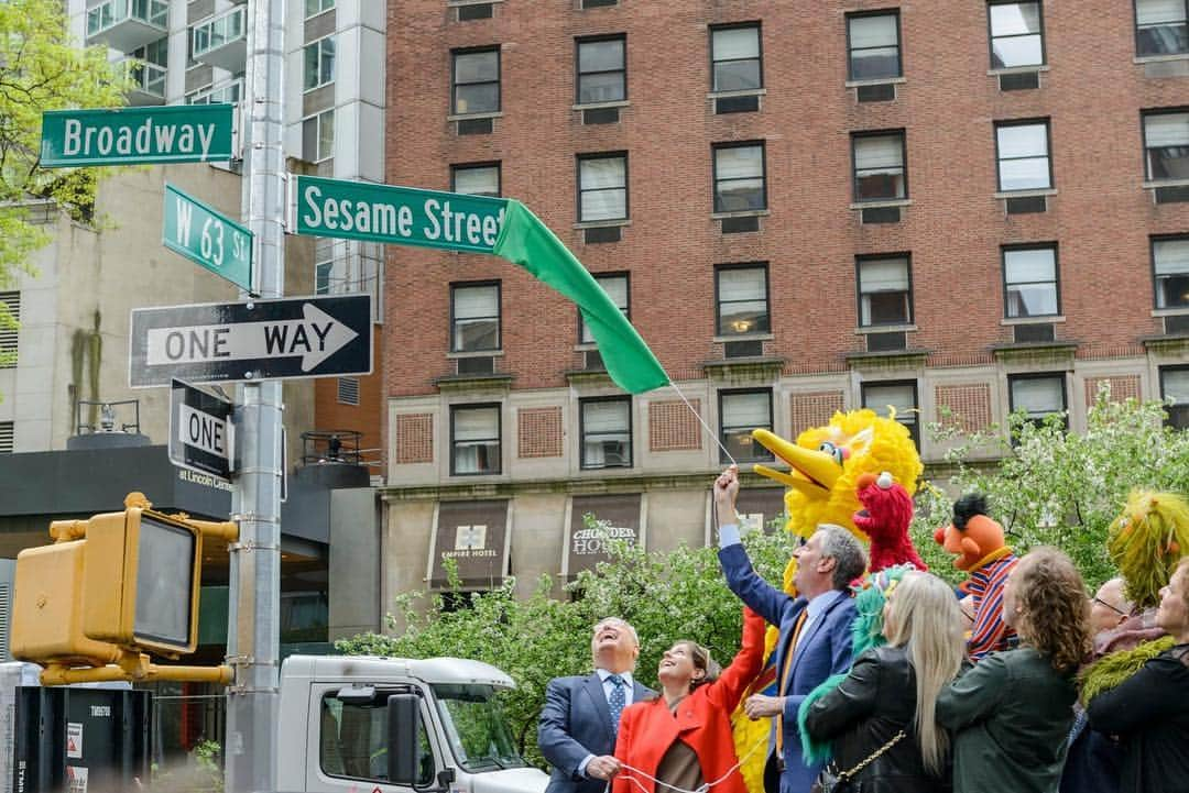 セサミストリートさんのインスタグラム写真 - (セサミストリートInstagram)「In honor of our 50th anniversary, the City of New York named 63rd Street and Broadway “Sesame Street” while surrounded by everyone’s favorite furry friends and the cast of Sesame Street! Thank you to Mayor Bill de Blasio, Council Member Helen Rosenthal, the residents of 63rd Street, and everyone else who helped with this incredible honor. #ThisIsMyStreet」5月2日 20時27分 - sesamestreet