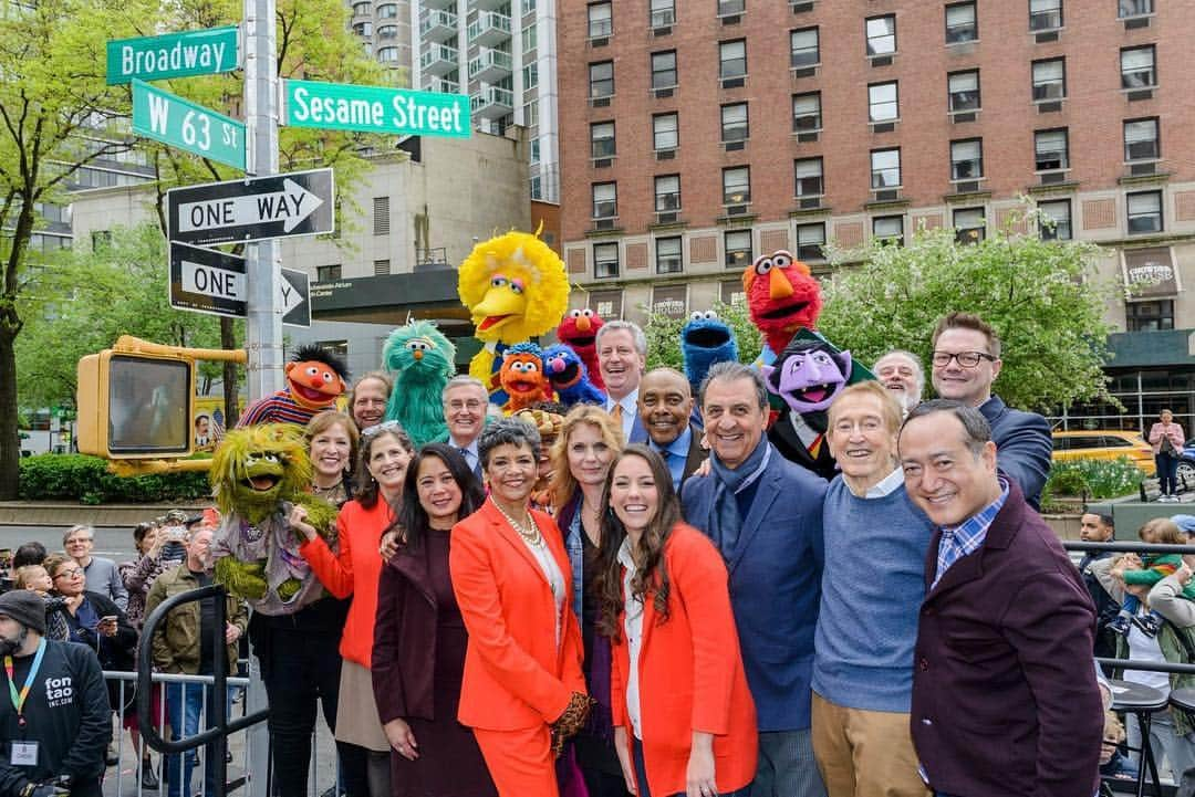 セサミストリートさんのインスタグラム写真 - (セサミストリートInstagram)「In honor of our 50th anniversary, the City of New York named 63rd Street and Broadway “Sesame Street” while surrounded by everyone’s favorite furry friends and the cast of Sesame Street! Thank you to Mayor Bill de Blasio, Council Member Helen Rosenthal, the residents of 63rd Street, and everyone else who helped with this incredible honor. #ThisIsMyStreet」5月2日 20時27分 - sesamestreet