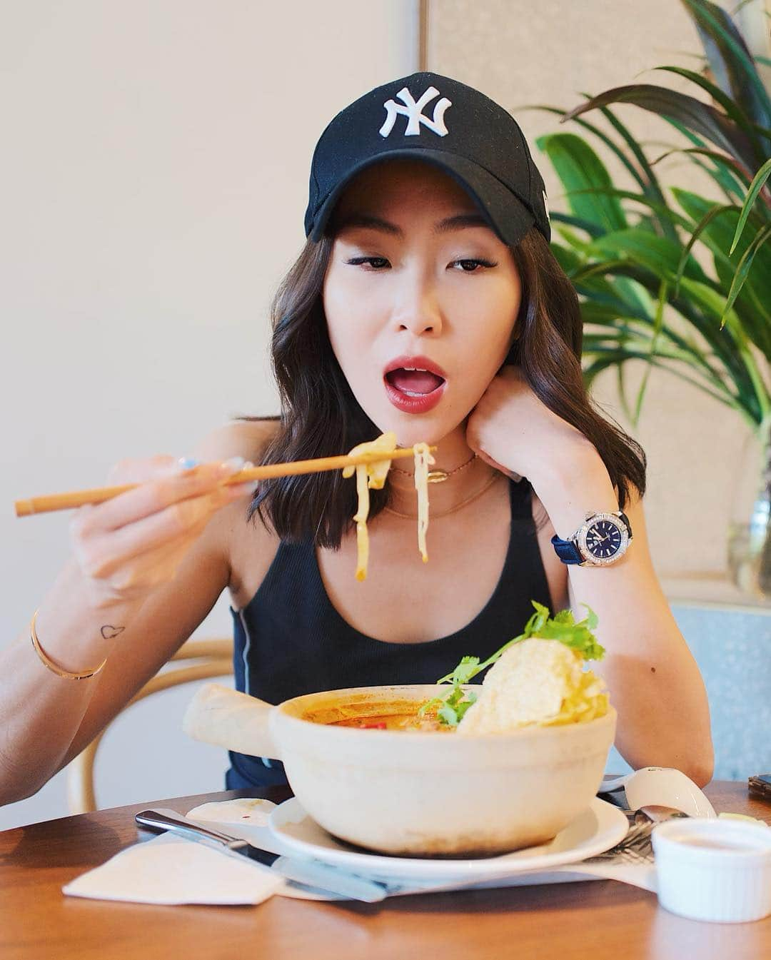 ソニアさんのインスタグラム写真 - (ソニアInstagram)「30 min till we have to leave for the airport? No problem. LAKSA PLS! (it was worth it even tho I had to inhale it, piping hot - in record time)🤣👅 Life is seriously a rush on most days. Deeply grateful for how the first half of the year has panned out so far. More epic adventures ahead that I can’t wait to share in this space 🖤 . #dontcrackunderpressure #aquaracer」5月2日 20時27分 - soniachew