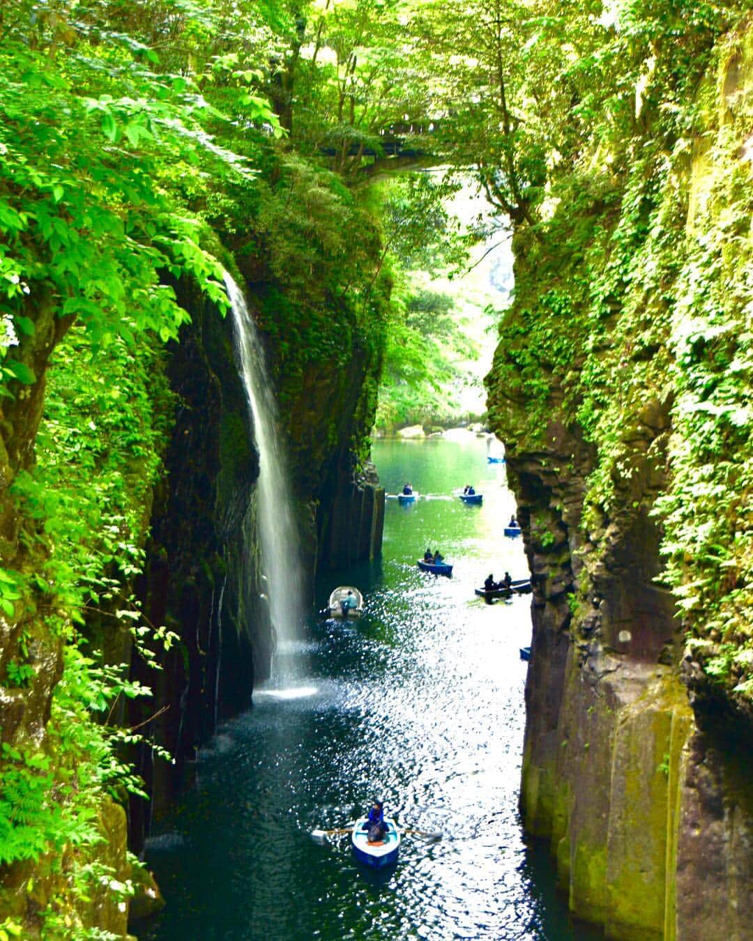 太田エイミーさんのインスタグラム写真 - (太田エイミーInstagram)「Such incredible nature in #Takachiho #Kyushu #japan Jaw dropping scenery at the #takachihogorge  So many tourists during #goldenweek but it was so worth it to get these beautiful shots.  #travel #travellog #travelblogger #trqvelblog #traveljouenal #kyushujapan #travelinjapan #jtrip #dreamlike #destination #travelkyushu」5月2日 20時27分 - amyota