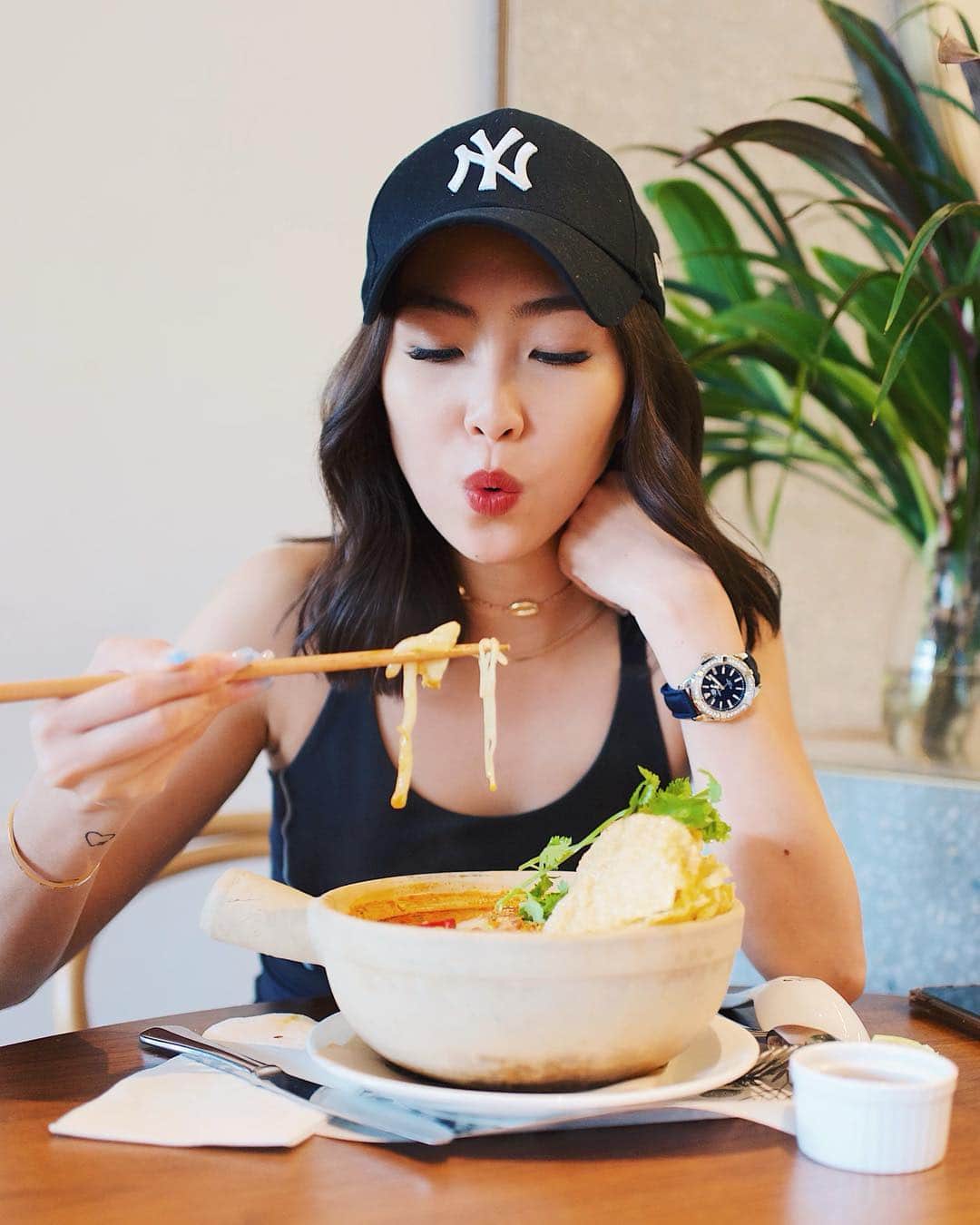 ソニアのインスタグラム：「30 min till we have to leave for the airport? No problem. LAKSA PLS! (it was worth it even tho I had to inhale it, piping hot - in record time)🤣👅 Life is seriously a rush on most days. Deeply grateful for how the first half of the year has panned out so far. More epic adventures ahead that I can’t wait to share in this space 🖤 . #dontcrackunderpressure #aquaracer」