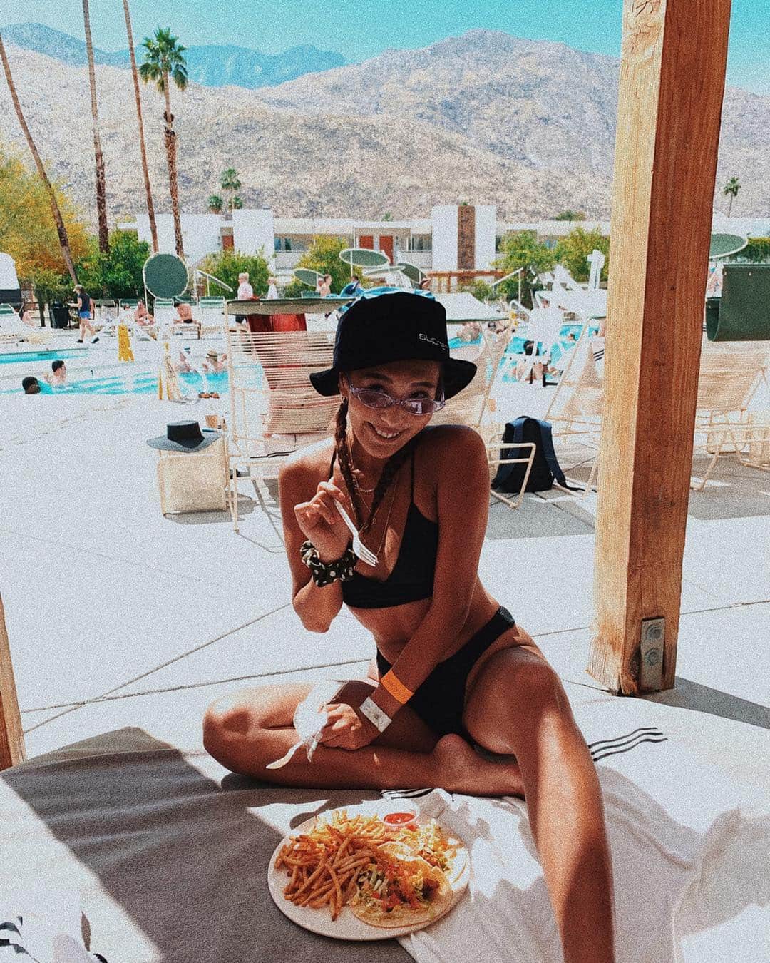 のインスタグラム：「@acehotelpalmsprings ❤️ パームに来たらいつも泊まるホテル❤️ こことどこかにお引越し。山に囲まれた絶景とカジュアルな雰囲気が好きなんだ〜❤️ ジョシュアツリーはやっぱり空気が最高。今回はサンライズ❤️ #palmsprings#losangeles#trip#joshuatree#acehotelswimclub#acehotel#パームスプリングス」