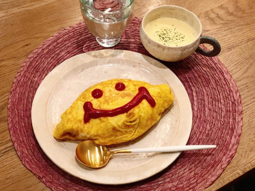 高山直子さんのインスタグラム写真 - (高山直子Instagram)「🙂❤️🙂❤️🙂 中にチーズもとろーん❤️ ・ #オムライス #コーンスープ #食べたかっただけ」5月2日 20時20分 - nao_70koro