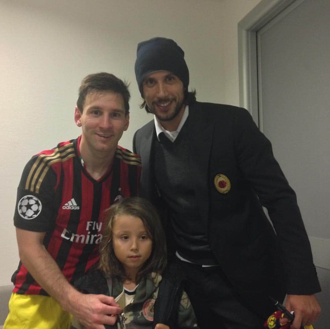クリスティアン・ザッカルドのインスタグラム：「Grande @leomessi vinci tutto quest’anno che poi ti aspettiamo al @acmilan 😜 #Messi #top #player #Barcelona #soccer #classe #dream」