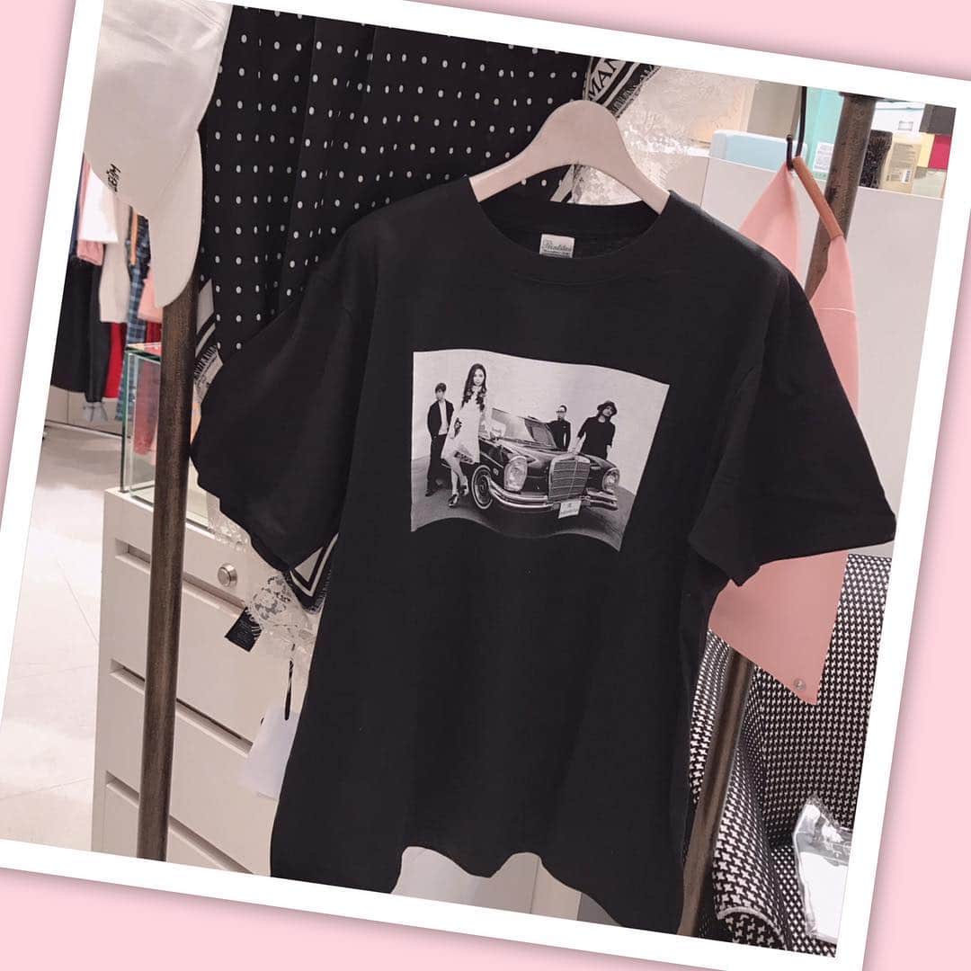 愛内里菜のインスタグラム：「LIVEグッズ﻿ 今回の目玉はこちら✨﻿ ﻿ バンドメンバー垣内倶楽部と一緒に撮影した﻿ Tシャツができましたー🙌😆﻿ ﻿ まずは黒バージョン🎵﻿ ﻿ ぜひみなさまに着てほしい🥰﻿ ﻿ サイズはユニセックスで﻿ Mサイズ〜XXLサイズまで﻿ どのサイズも 各6800円﻿ ﻿ ﻿ 最近はオーバーサイズTが流行ってるので﻿ 私もあえてのXLチョイスしたよ‼️👍﻿ すっぽりお尻、太もも隠れる感じ☺️﻿ 🎶🎶🎶🎶🎶🎶🎶🎶🎶🎶🎶🎶🎶🎶🎶🎶🎶🎶🎶こちらの時間帯は﻿ ライブに参加されない方も﻿ 会場前でグッズ&CDを購入していただけます！！﻿ ﻿ ✨５月4日 １５時〜１６時﻿ ﻿ ✨5月5日  １４時〜１５時﻿ ﻿ ﻿ 🎶開場〜ライブ後は﻿ 館内のみでの販売となります☺️﻿ ﻿ 🎶【会場】﻿ 千葉県市川市「Route Fourteen」﻿ ﻿ ﻿ ﻿ #@hama_piano_﻿ #@tomoyatakaku﻿ #@kentaroishii1981﻿ #@kakiuchiclub﻿ ﻿ #@booyon📸﻿ #@f_s_6👗﻿ #@pulito_yuri💄﻿ ﻿﻿ #令和 1発目の #ライブ﻿ #ライブハウス ﻿ #千葉 #市川 #本八幡 #一体化 #絆 #盛り上がりたい #会いたい﻿﻿﻿﻿ #感謝 #リスタート ﻿﻿ ﻿ #愛内里菜 改め #R として #歌手 再始動﻿﻿ #垣内りか #垣内倶楽部 ﻿﻿ ﻿ #ライブグッズ #Tシャツ #プリントtシャツ﻿ #新曲 #邦ロック#ミュージック#音楽の力﻿﻿﻿ #音楽最高﻿ ﻿#アンティークカー #mercedesbenz ﻿ ﻿」
