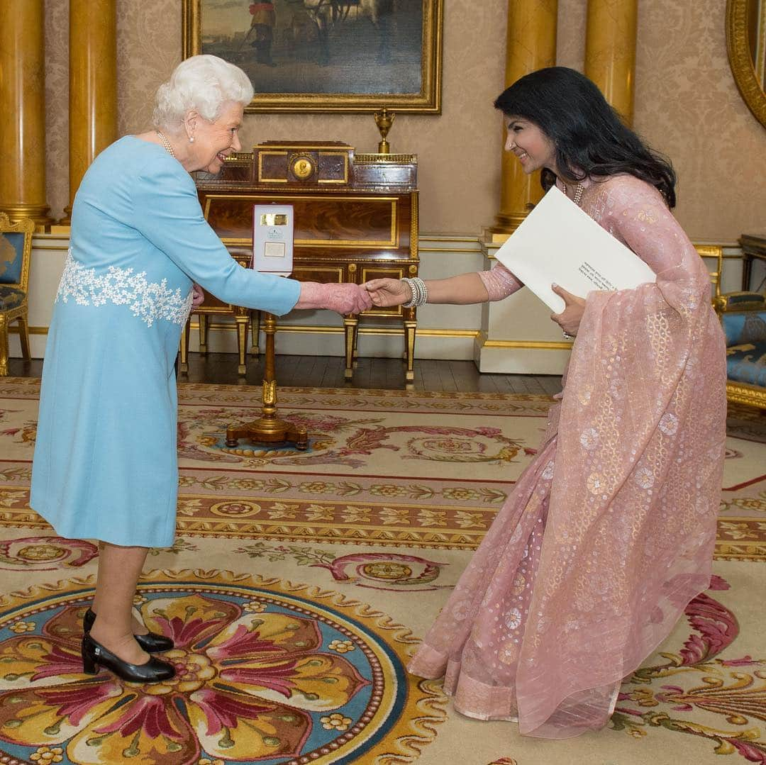 ロイヤル・ファミリーさんのインスタグラム写真 - (ロイヤル・ファミリーInstagram)「Yesterday, The Queen held an audience with Her Excellency Saida Muna Tasneem, High Commissioner for the People's Republic of Bangladesh in London. The Queen also held an audience with His Excellency Jaime Marchán Romero, Ambassador from the Republic of Ecuador. An Audience is a one-to-one meeting with The Queen which occur regularly throughout Her Majesty's working week.  At the start of the Audience, diplomats present their Letters of Credence, for Ambassadors, or Letters of High Commission, for High Commisioners. Also known as 'Credentials', this is a formal letter from the diplomat's Head of State to The Queen asking her to give 'credence' to the new Ambassador or High Commissioner. In other words, saying that Her Majesty can trust the new appointment to speak on behalf of his or her country.」5月2日 20時21分 - theroyalfamily