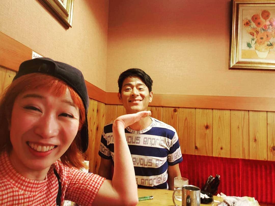 永井佑一郎さんのインスタグラム写真 - (永井佑一郎Instagram)「名古屋でキシモトマイと合流して、お茶しましたよ🍵  久しぶりに会ったけどキシモト節は相も変わらず(笑)  マイちゃんは6月から中国に絵で勝負に行くんですが、何日から行くの？と聞くと 『前のめりで6月1日に行こうと思います』  いや！前のりね！  意気込みは分かるけど、前のりを前のめり！！(^O^) 流石です！  あと、✈️の話になり俺がまいちゃんに『飛行機何キロ位出てるか知ってる？』と聞くと 『ん～？180キロ位ですかね～』 遅！！(笑)  相変わらずのマイちゃんでしたが、中国での勝負頑張って頂きたい！！ #キシモトマイ #永井佑一郎」5月2日 20時22分 - yuichirou_nagai