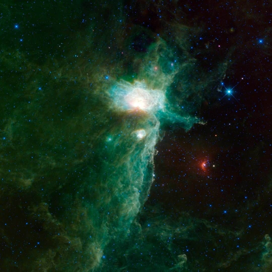 Discoveryさんのインスタグラム写真 - (DiscoveryInstagram)「Sitting atop the eastern hip of the Orion Hunter is the Flame Nebula. This constellation is most easily visible in the northern hemisphere during winter evenings. The giant cloud of gas and dust surrounding it indicates where new stars are being born. 📸 by @NASA . . . . #potd #themoreyouknow #NASA #space #Hubble #telescope #outerspace #FlameNebula #WISE」5月2日 20時23分 - discovery