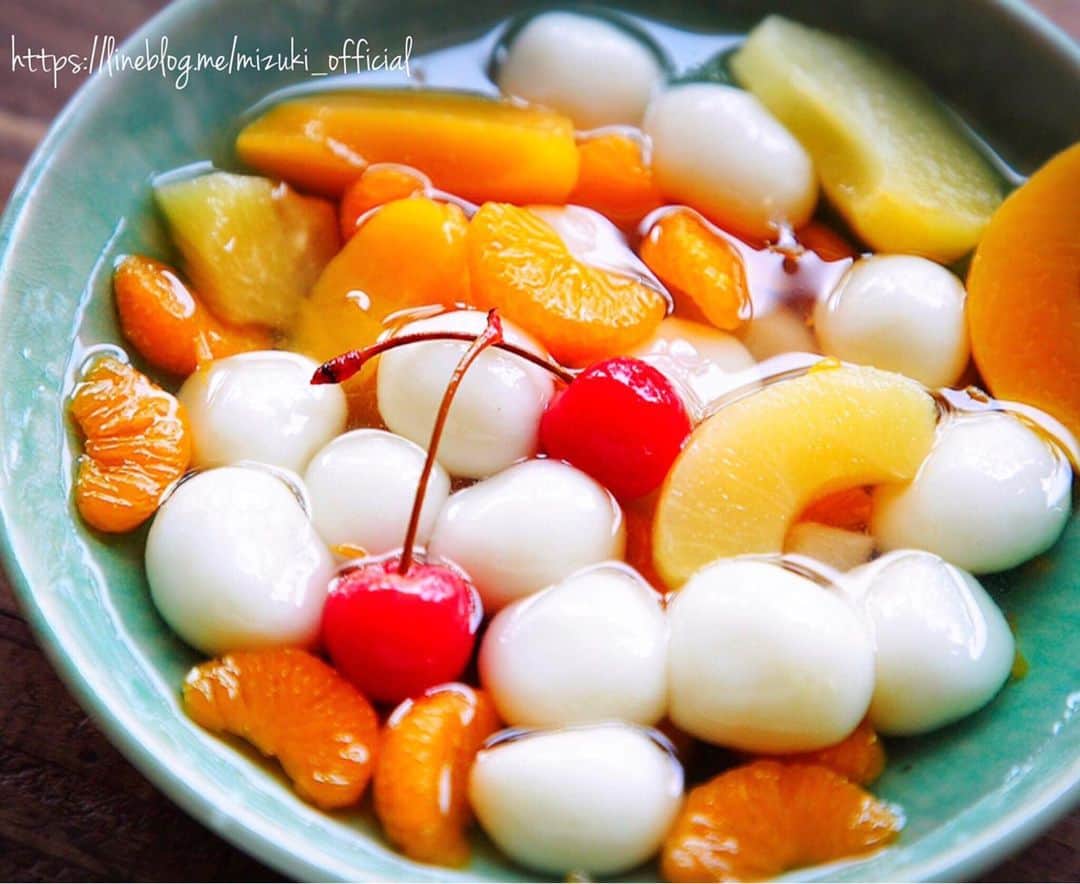 Mizuki【料理ブロガー・簡単レシピ】さんのインスタグラム写真 - (Mizuki【料理ブロガー・簡単レシピ】Instagram)「・ 【#ブログ更新しました ♩】 こんばんはー(*^^*) 今日は#大好物 の #フルーツ白玉 を作りました♫ これは小さい頃から作っている 私の#定番おやつ です(*´艸`) ・ 2枚目の#チョコ白玉 のレシピは ブログにリンクを貼っています♩ ・  #ブログ更新しました ・ ・  ブログ(レシピ)はホームのリンクよりご覧下さい↓ @mizuki_31cafe 【Mizuki公式ラインブログ】 https://lineblog.me/mizuki_official/ ・ ・ #白玉#おやつ  #Mizuki#簡単#時短#節約#料理#レシピ#フーディーテーブル#ブログ#LINEブログ#おうちごはん#おうちカフェ#デリスタグラマー#料理好きな人と繋がりたい#料理ブロガー#おうちごはんlover #foodpic#food#follow#cooking#lin_stagrammer」5月2日 20時24分 - mizuki_31cafe