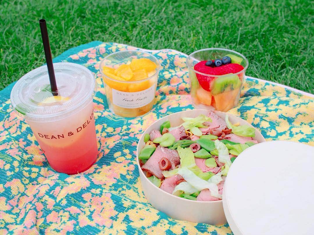 のインスタグラム：「🍓🍊🥗🍹💕 ・ ・ @renastagram07 と♡ 芝生で#ピクニックランチ 🌈 空の下で食べるごはんが好き☀️ ・ #🍓 #dayoff #picnic #ランチ #ローストビーフ丼  #deananddeluca」