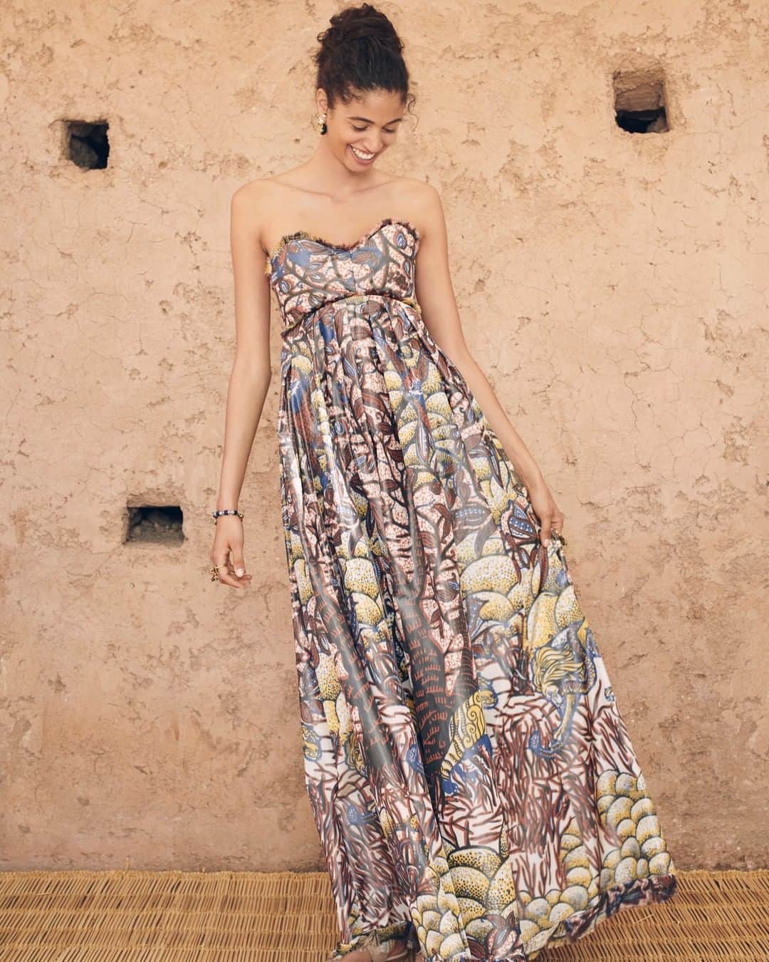 クリスチャンディオールさんのインスタグラム写真 - (クリスチャンディオールInstagram)「In her element: Italian-Moroccan model @Malika.ElMaslouhi is all smiles backstage shortly before the 2020 #DiorCruise show at the sumptuous El Badi Palace in Marrakesh. She wears a stunning bustier gown by #MariaGraziaChiuri in a couture fabric known as chiné, with Dior codes interpreted in the manner of Wax prints by @Uniwaxciv – an inspiring dialogue of African and European cultures and savoir-faire. #DiorCommonGround © @Morgan_ODonovan」5月2日 20時30分 - dior