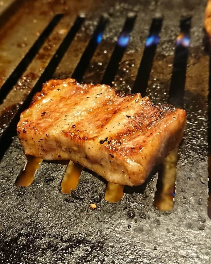 ニッチロー'さんのインスタグラム写真 - (ニッチロー'Instagram)「令和最初の夕飯はやっぱり焼肉❤️ どれも美味しかったけどサガリが一番だった👍  #ホルモン酒場おんどる #焼肉 #四日市 #サガリ #タン刺し  #カルビ #赤い超にんにく飯 #日本一の焼肉の街生まれ  #長野県飯田市  #焼肉大使  #ニッチロー’ #ニックロー' #ニッチ飯 #yakiniku」5月2日 20時31分 - nicchiro5.1