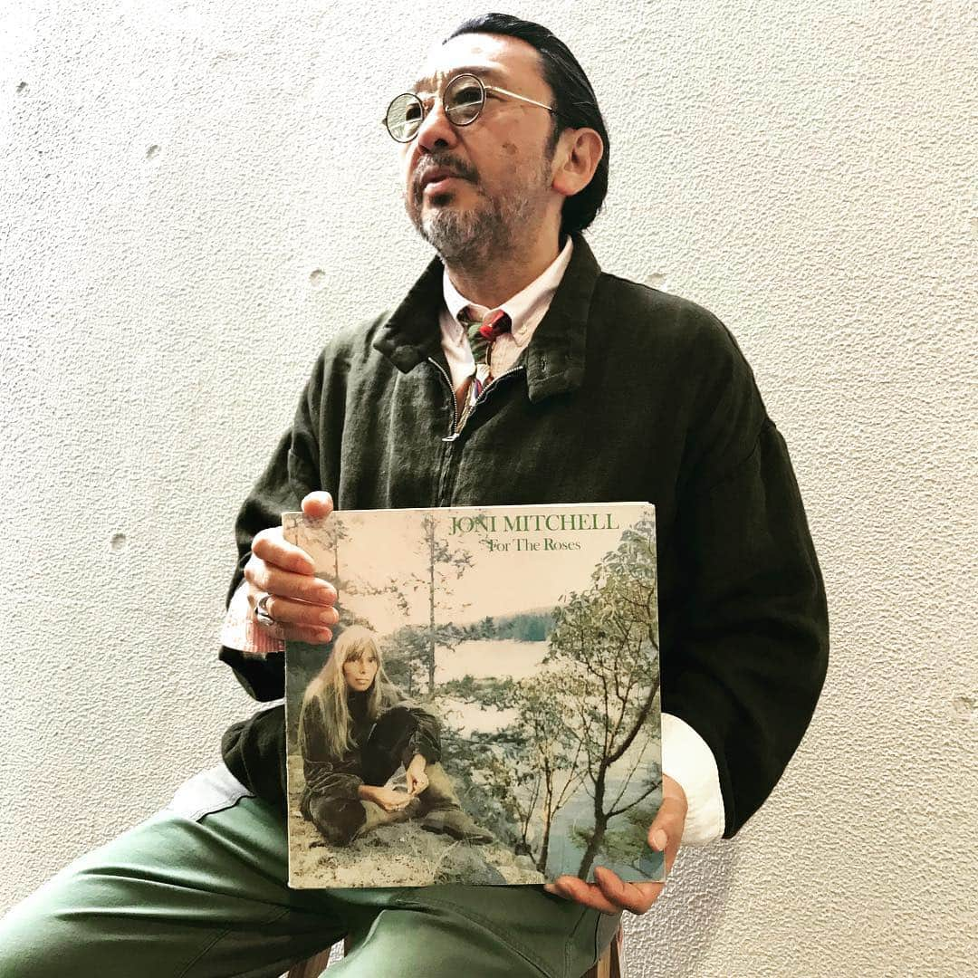 大久保篤志さんのインスタグラム写真 - (大久保篤志Instagram)「#今日の1枚 #JONIMITCHELL #ForTheRoses  #linen#drizzlerjacket#tenderloin  #buttondownshirt #supreme  #tie #fatiguepants #engineeredgarments  #eyeglasses #眼鏡#白山眼鏡 #mensfashion #vinylcollection」5月2日 20時43分 - okubomegane