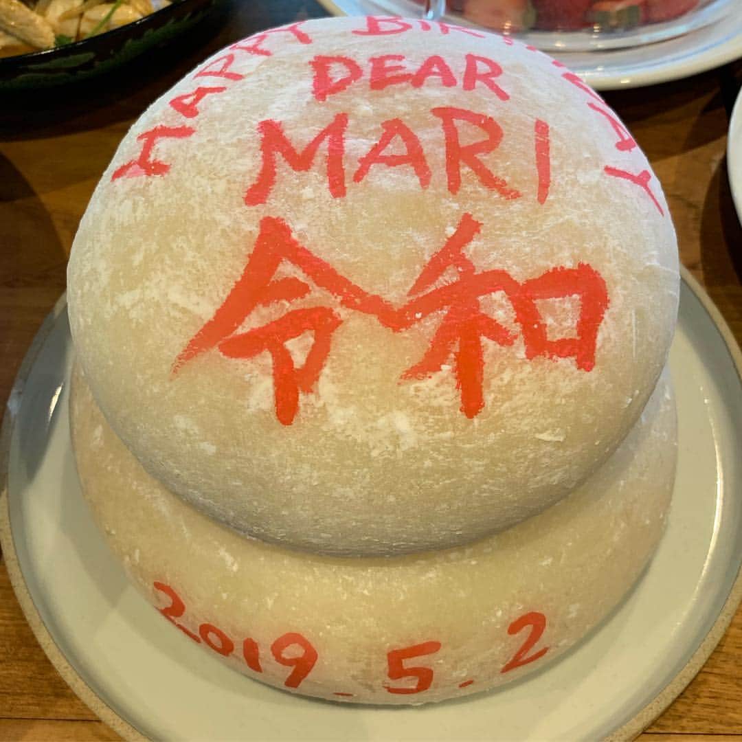 夏木マリさんのインスタグラム写真 - (夏木マリInstagram)「サプライズ‼️ なんと、令和と姐さんの祝いの会！ ありがとう、、、 #reiwa  #birthday  #friends #thankyou #natsukirock  #marinatsuki #夏木マリ」5月2日 20時54分 - mari_natsuki