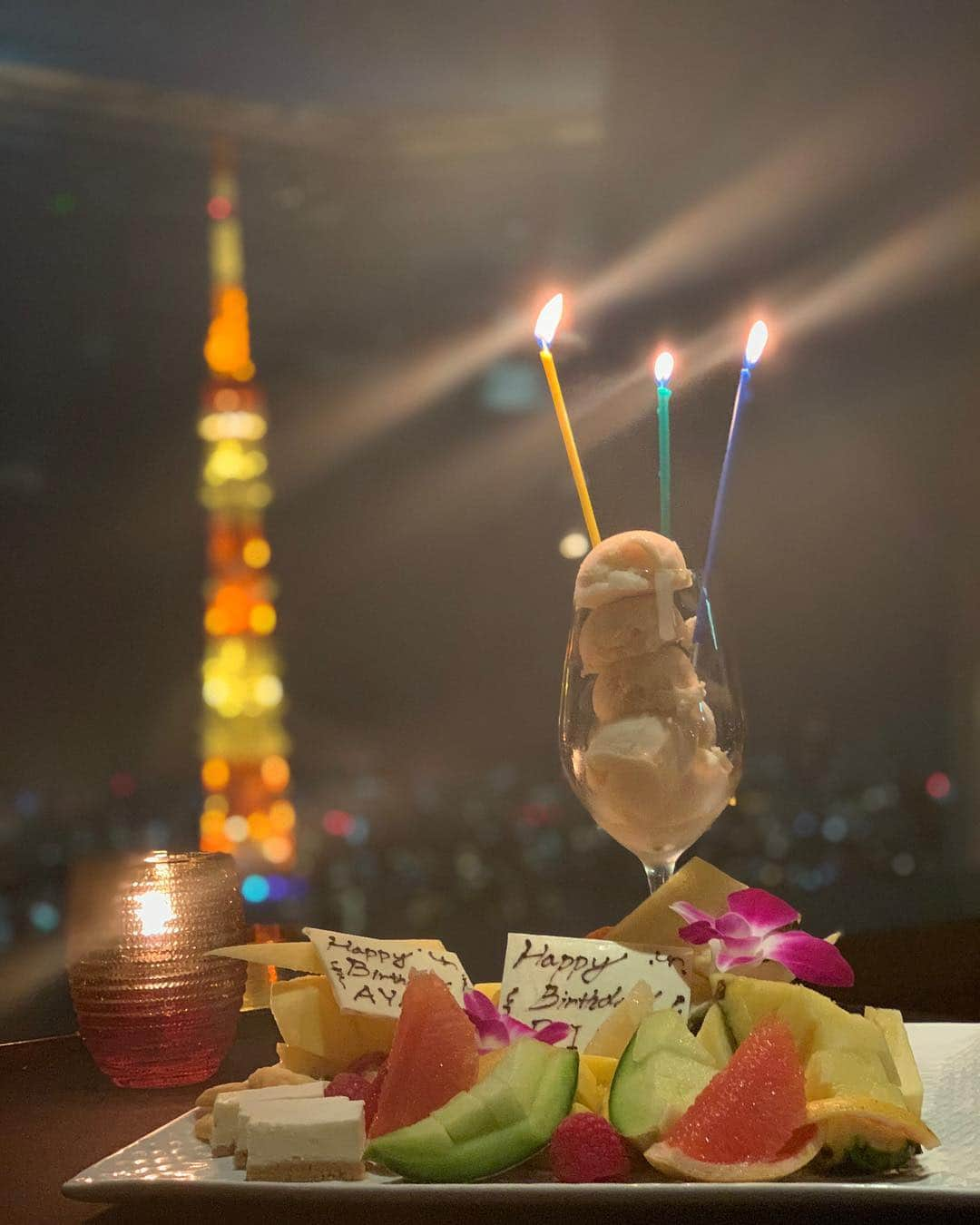 青木りえさんのインスタグラム写真 - (青木りえInstagram)「🎂 🎂 🎂 とても、ステキなところに行ってきました✨🗼 . @kanaxxy_0421 と一緒に💗💗 . @ayakosugar 彩子さんのお誕生日のお祝いできてよかったです😊❤️✨ . ご飯も、美味しかったなあ✨プレゼントめっちゃかわいい💕大切にします😭🎁 . ほんとに嬉しかったです😊💕happyな一日になりました🥰 . . #前回のキーケース10年使った。 #また10年使います💕 #4月happyな月 ✨ #お誕生日#お祝い#🎂#4月生まれ#カナ#❤️#happybirthday#ご飯#🎁#🗼」5月2日 20時48分 - aokirie0418