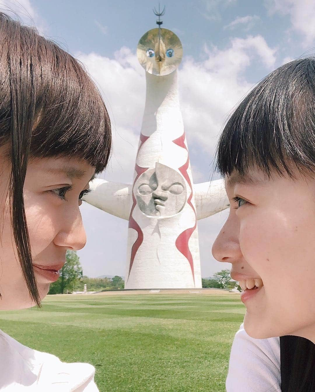 柴田紗希さんのインスタグラム写真 - (柴田紗希Instagram)「柴田と辻、念願の太陽の塔へ🌞 まさかの共通点 「太陽の塔が見たい」 なかなか周りでその強い思いの人おらんやろうなと思ったらすぐ近くにいた！笑 数日前に決めてすぐ出発！✨ あー良かったよ 生で見る太陽の塔は迫力！ パワー！想像以上やった！ そして柴田と辻のゆるゆる旅、最高❤️ 充電だ〜^_^ #万博記念公園 #太陽の塔」5月2日 20時51分 - shibasaaki