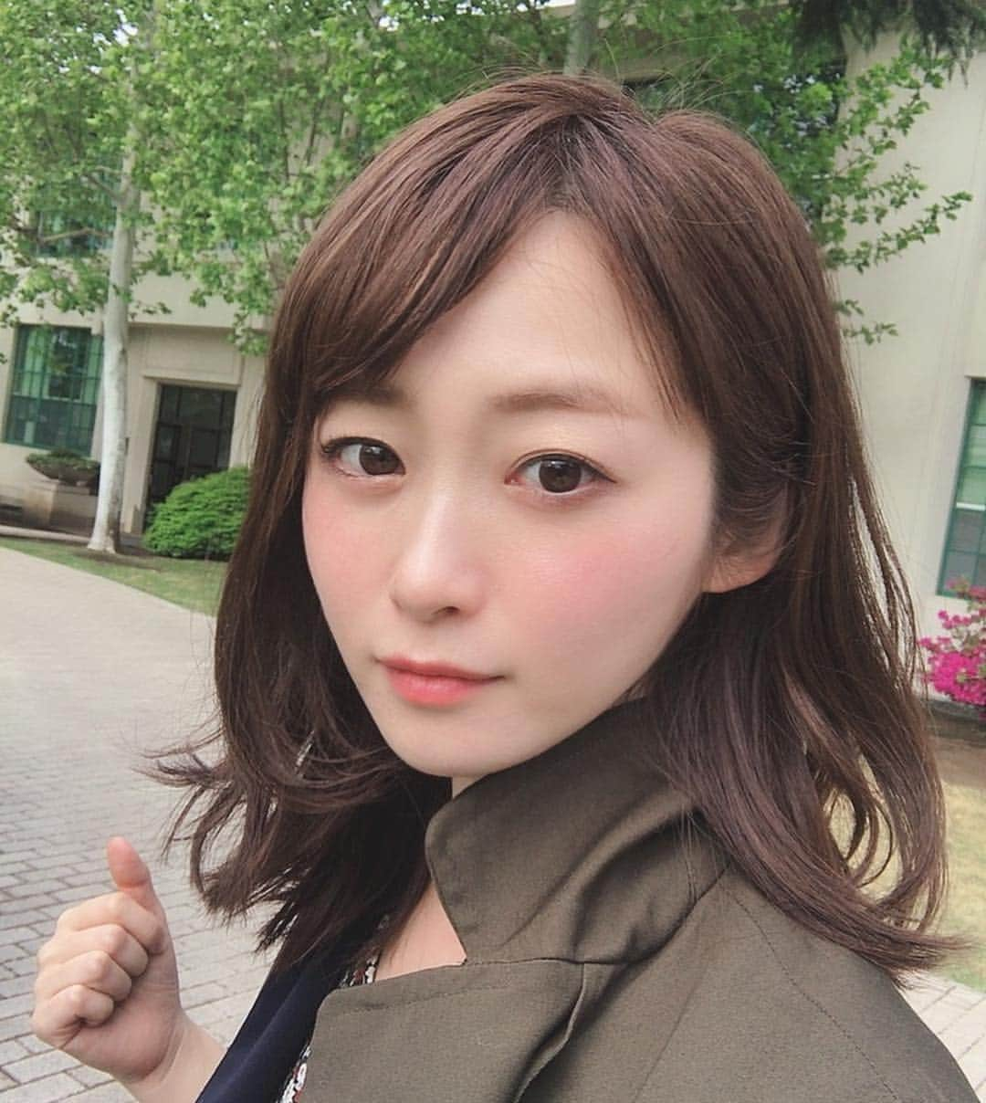 本谷亜紀さんのインスタグラム写真 - (本谷亜紀Instagram)「ゴールデンウィーク楽しんでますか〜❓私は前半は体調不良で寝込んでて、やっと復活〜😭令和の瞬間はタクシーでした😱この前出身大学で自分のキャリアについて話す講演の機会をもらって数年ぶりに母校へ❗️毎日通ってた時は気付かなかったけど、インスタ映えなやけに綺麗な学校だったんだね。。私は学生時代、お金を貯めるために毎日おにぎりを握り一回も学食を使わず、ラーメン代を貯めていたことを思い出しました🥺 ㅤㅤㅤㅤㅤㅤㅤㅤㅤㅤㅤㅤㅤ 卒業の時、ラーメン評論家としてやっていくって決めた時は不安が盛りだくさんでむしろ溢れてたけど、こうやって話す機会をいただけて少しは自分のやってきたこと、間違ってなかったのかもなー、なんて。思えた。両親も地方から来てくれて嬉しかった〜！ #東京女子学 #西荻窪」5月2日 20時51分 - akichi0518_ramen