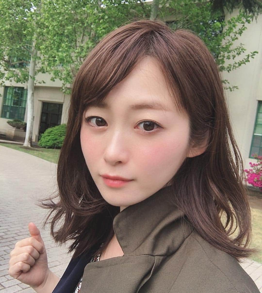 のインスタグラム：「ゴールデンウィーク楽しんでますか〜❓私は前半は体調不良で寝込んでて、やっと復活〜😭令和の瞬間はタクシーでした😱この前出身大学で自分のキャリアについて話す講演の機会をもらって数年ぶりに母校へ❗️毎日通ってた時は気付かなかったけど、インスタ映えなやけに綺麗な学校だったんだね。。私は学生時代、お金を貯めるために毎日おにぎりを握り一回も学食を使わず、ラーメン代を貯めていたことを思い出しました🥺 ㅤㅤㅤㅤㅤㅤㅤㅤㅤㅤㅤㅤㅤ 卒業の時、ラーメン評論家としてやっていくって決めた時は不安が盛りだくさんでむしろ溢れてたけど、こうやって話す機会をいただけて少しは自分のやってきたこと、間違ってなかったのかもなー、なんて。思えた。両親も地方から来てくれて嬉しかった〜！ #東京女子学 #西荻窪」