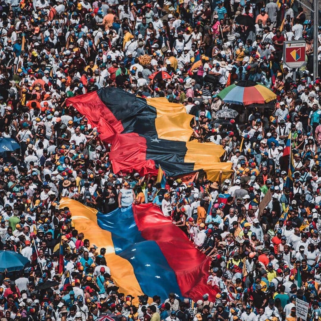 Monica Sordoさんのインスタグラム写真 - (Monica SordoInstagram)「Honored to have being part of this brave crowd in such crucial days but mostly deeply touched by the strength and determination of all my fellow Venezuelan Citizens and our ínterim president @jguaido 👊🏻💛💙❤️ Photo vía talented @imfpluss #Venezuela #OperacionLibertad #cesedelausurpacion」5月2日 20時53分 - monicasordo