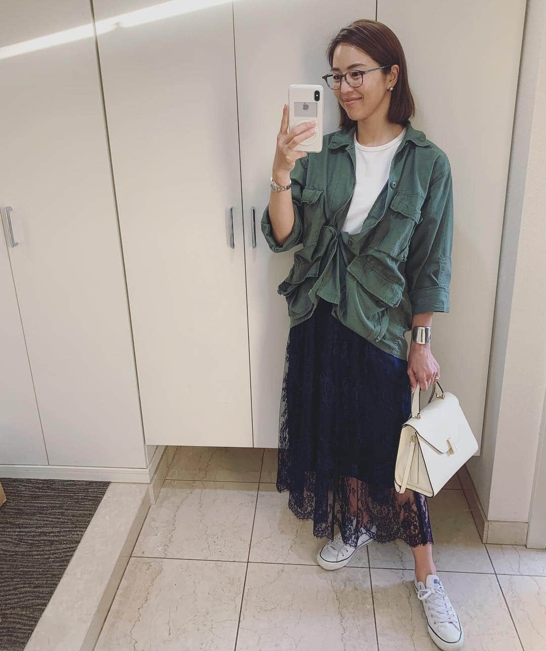 鈴木六夏さんのインスタグラム写真 - (鈴木六夏Instagram)「ワークshirt ＋ レースとか converse と カッチリbagとか 男性っぽさと女性らしさを混ぜて混ぜて バランスを取るのが好きです。  例えば今日は始め パーカを羽織っていましたが もう少し崩したくなってこのシャツに。  ベージュのペタンコパンプスにしようと思ったけど  converseでもう少し休日気分にしよー。なんて 手持ちのなかで色々と工夫を♪  シャツのボタンは２つを１つのボタンホールにかけて、 丈の調整をしています。 #riccaミニマムクローゼット #riccascloset 昨日スタートした @rikuka.closet も 宜しくお願いします♡」5月2日 21時01分 - rikuka.62